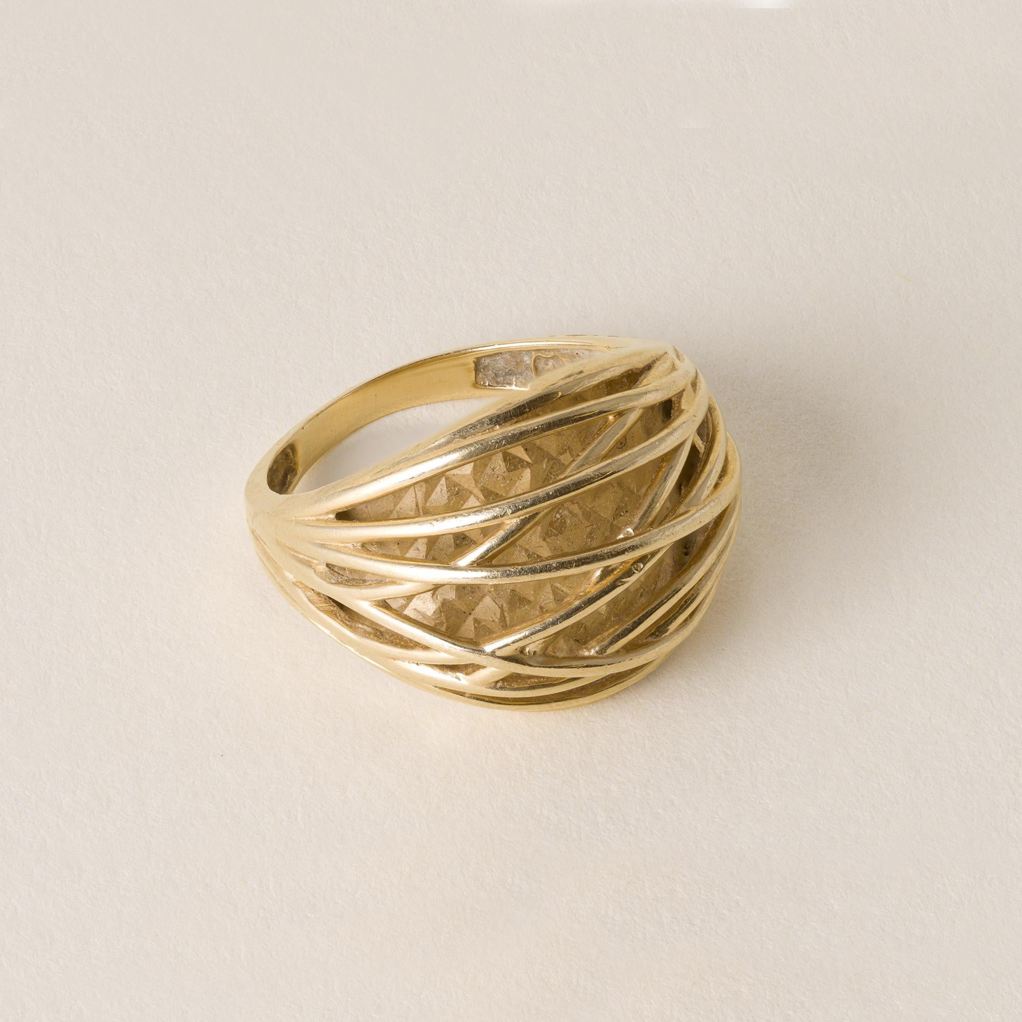 Anello a cupola vintage del 1970 circa
Design a trama libera e aperta
La base a forma geometrica si riflette attraverso la trama aperta
5,6 grammi
Anello misura 6,75
14k stampato sul gambo
L'anello misura 15,7 mm nel punto più largo e si assottiglia