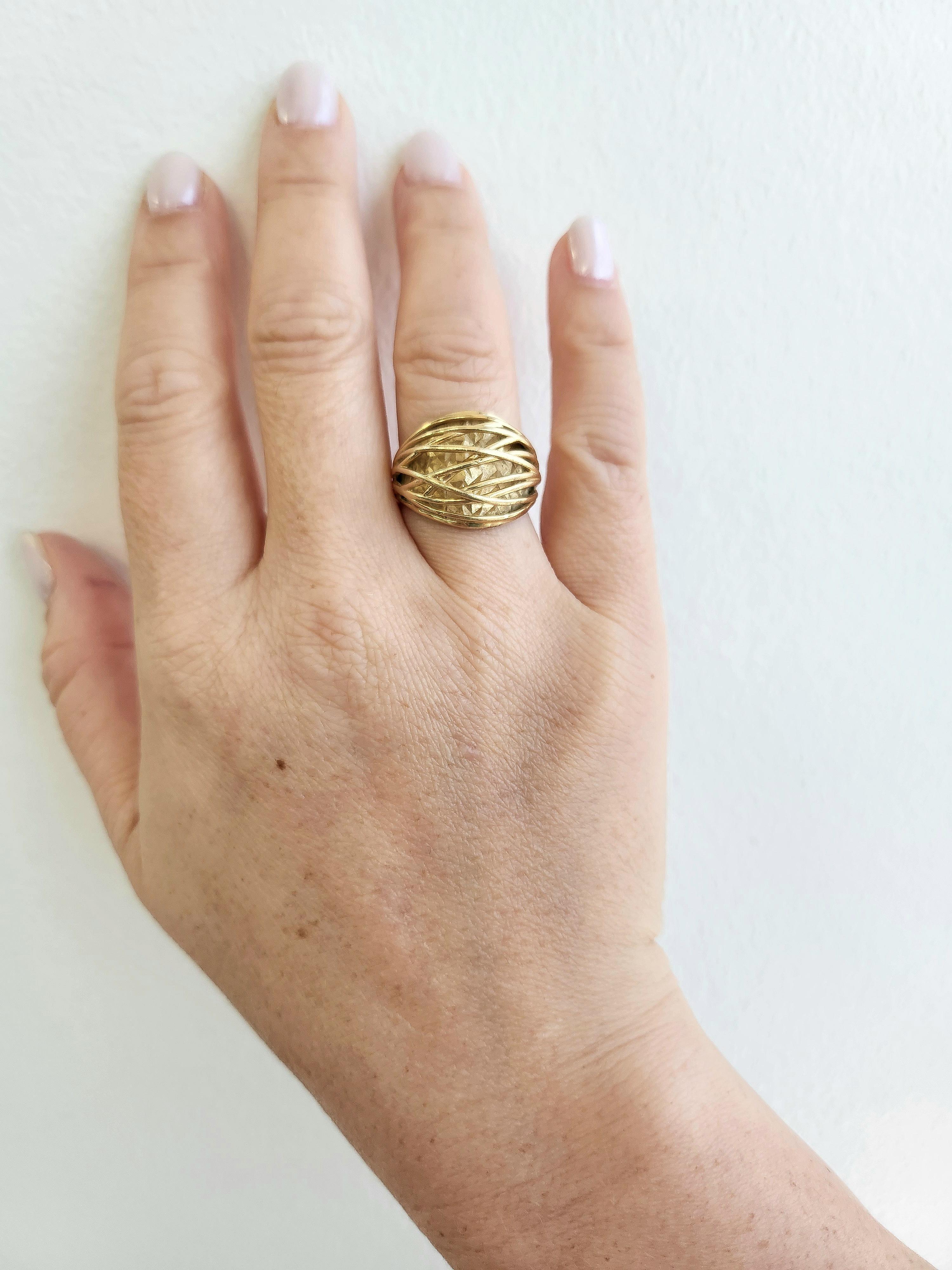 Anello Vintage a cupola a trama aperta in oro giallo 14K In condizioni buone in vendita a Los Angeles, CA