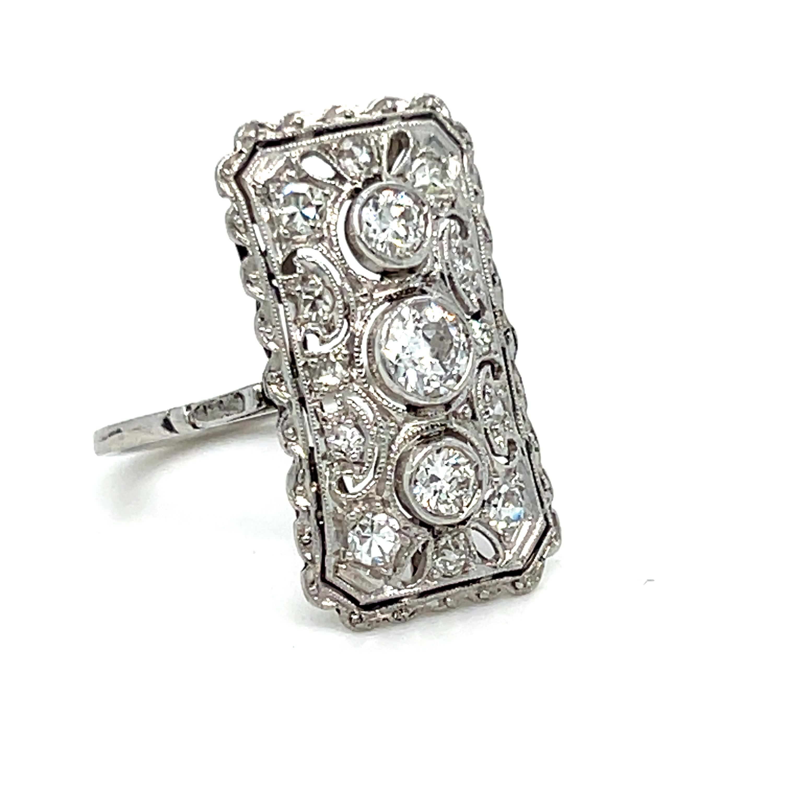 Cette magnifique bague de fiançailles vintage à diamant ajouré est, en effet, époustouflante. Et étincelante. Et tout à fait extraordinaire ! Réalisé en platine, ce modèle présente un magnifique travail ouvert serti de diamants antiques pavés, et se