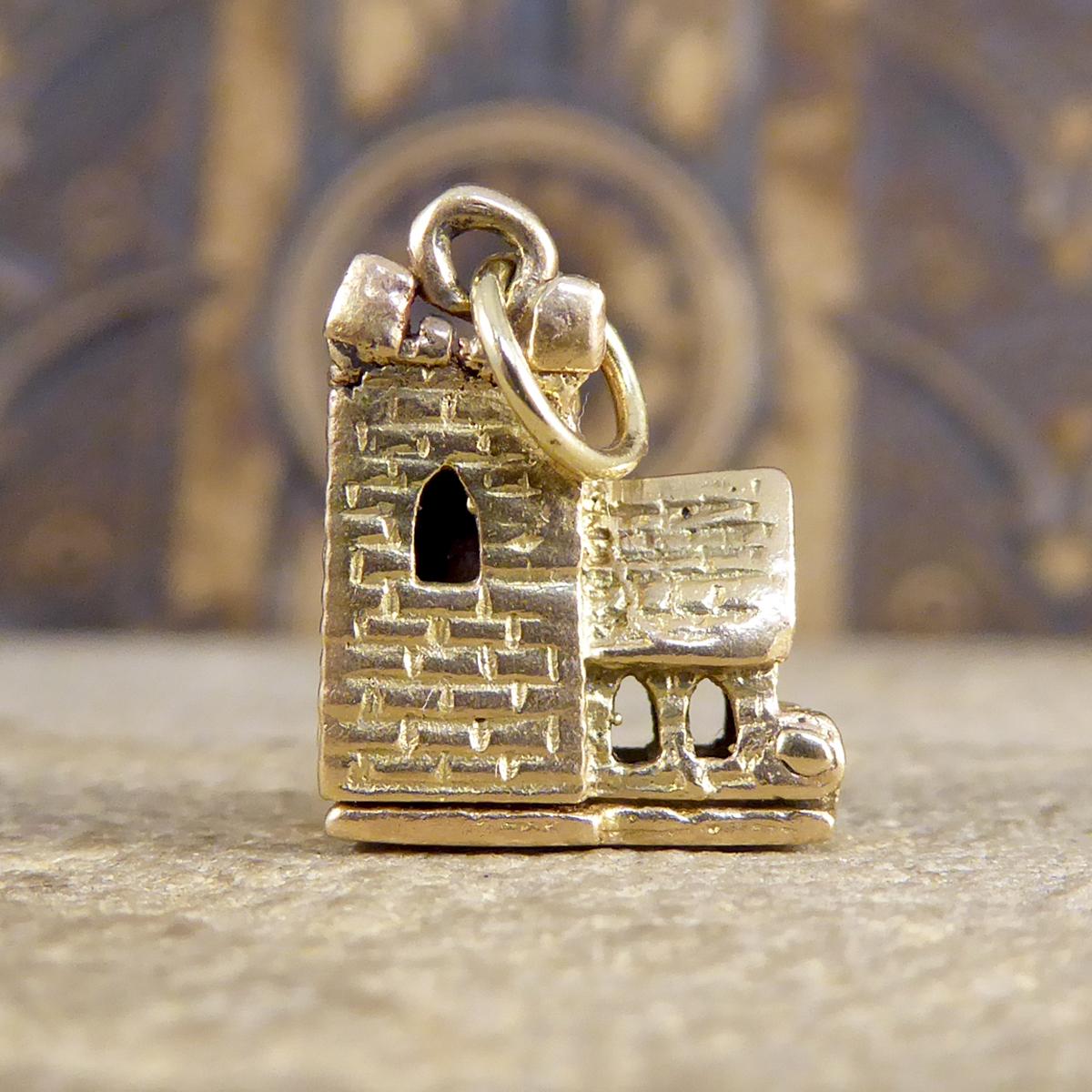 Vintage Opening Church Wedding Scene Charm in 9ct Yellow Gold In Good Condition In Yorkshire, West Yorkshire