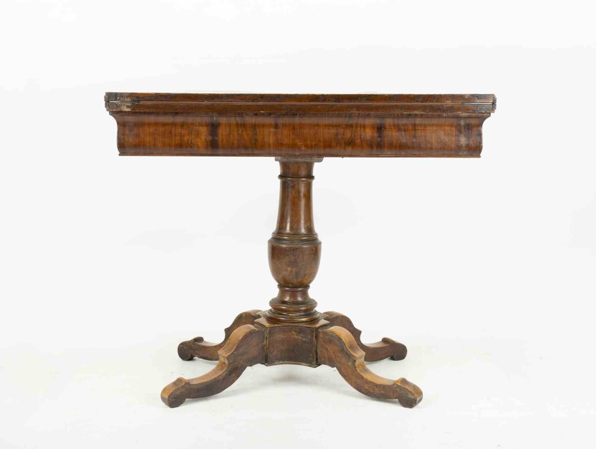 Tavolo da gioco apribile vintage realizzato in stile anni '50.

Dimensioni del tavolo aperto: 89,5x89,5 cm.

Buone condizioni generali.