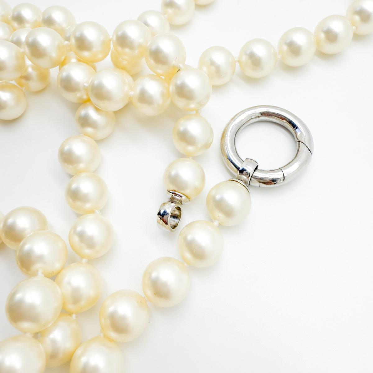 Vintage Opera Length Perlen. Ein fabelhaftes, schweres, glänzendes und langes Stück Perlen mit dem zusätzlichen Reiz eines großen O-Rings aus Sterlingsilber, der es ermöglicht, den Ring mit Andenken zu versehen. Stylen Sie es lang oder wickeln Sie