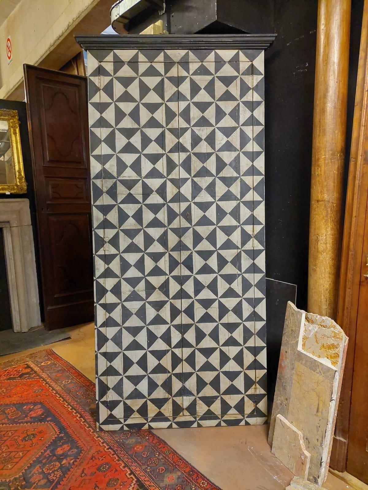 Antique vintage door / wardrobe, lacquered wardrobe with optical theme, typical of the early 1900s, comes from a home in Italy (Florence), the wallpaper of the time that they had throughout the house continued.
It has a double-leaf pull opening, as