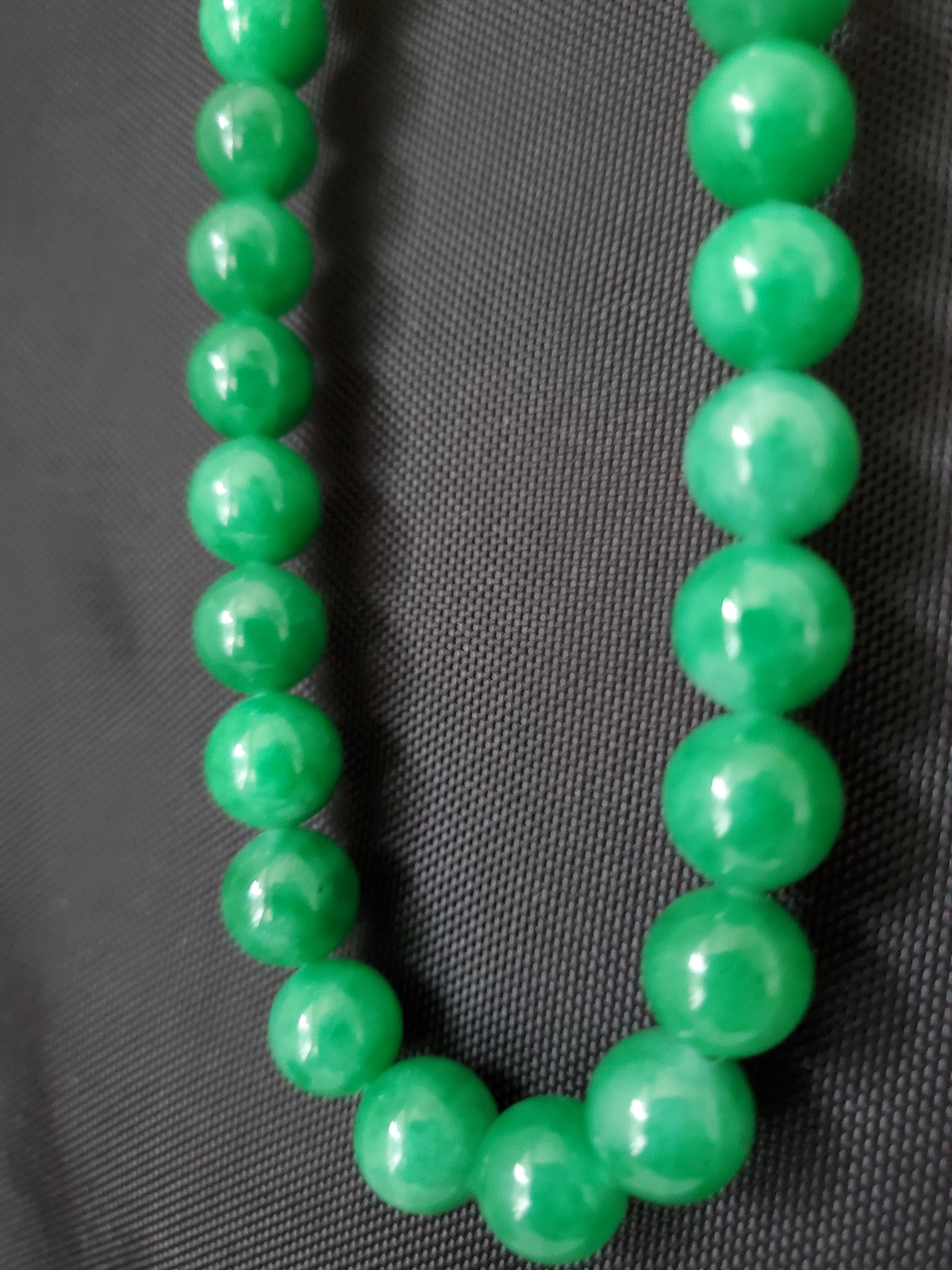 Vintage or Antique Emerald Green Jadeite Necklace, Mala, or Prayer Beads In Good Condition In Nova Scotia, NS