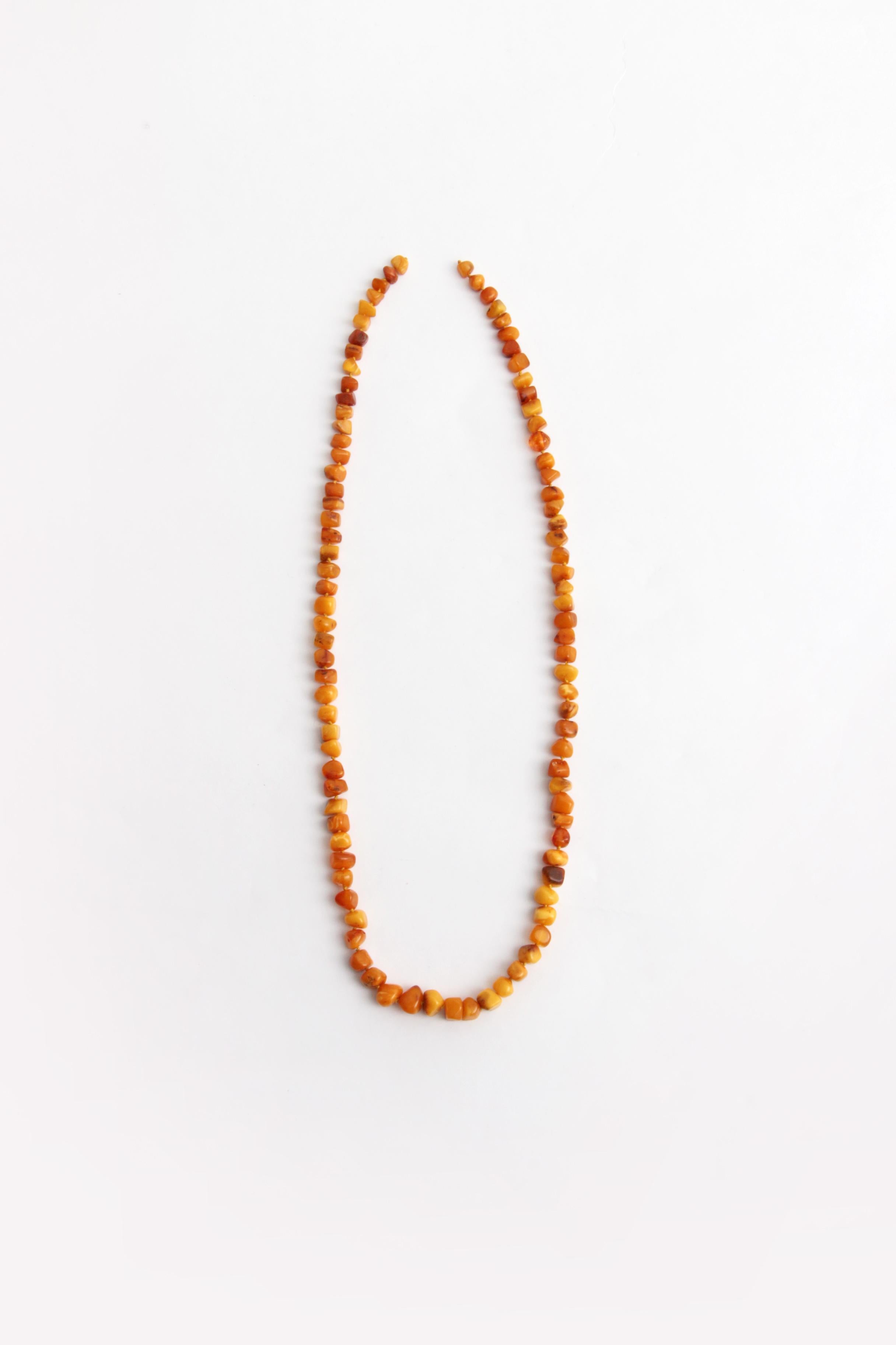 Do you also want to wear something nice and especially something that others don't have, this might be something for you.

This is an amber necklace which is strung with irregular pieces of amber, and beautiful abstract shaped beads.

This