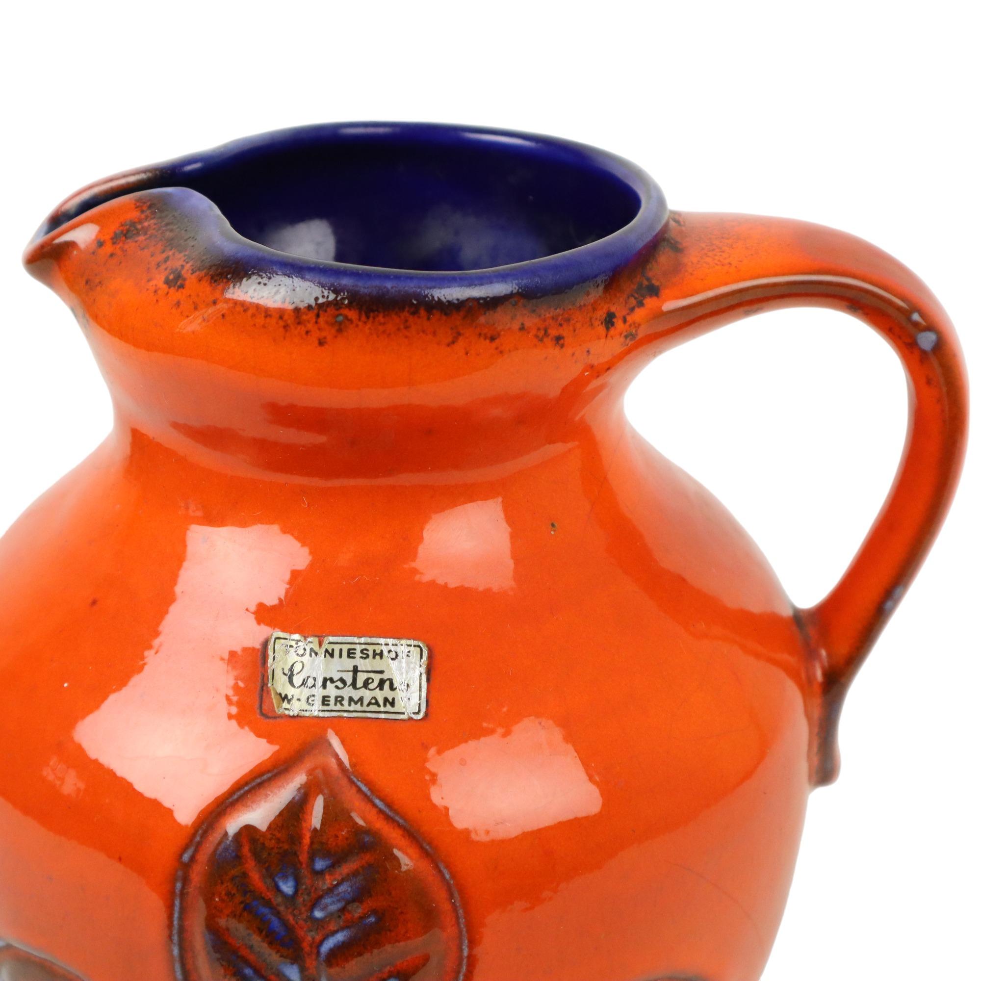Vaso d'epoca arancione e blu smaltato della Germania Ovest, di Carstens Tönnieshof, anni '60, contrassegnato e numerato 116-2L.

Germania Ovest era in realtà un nome collettivo per le ceramiche arrivate sul mercato all'incirca tra il 1950 e il 1990.