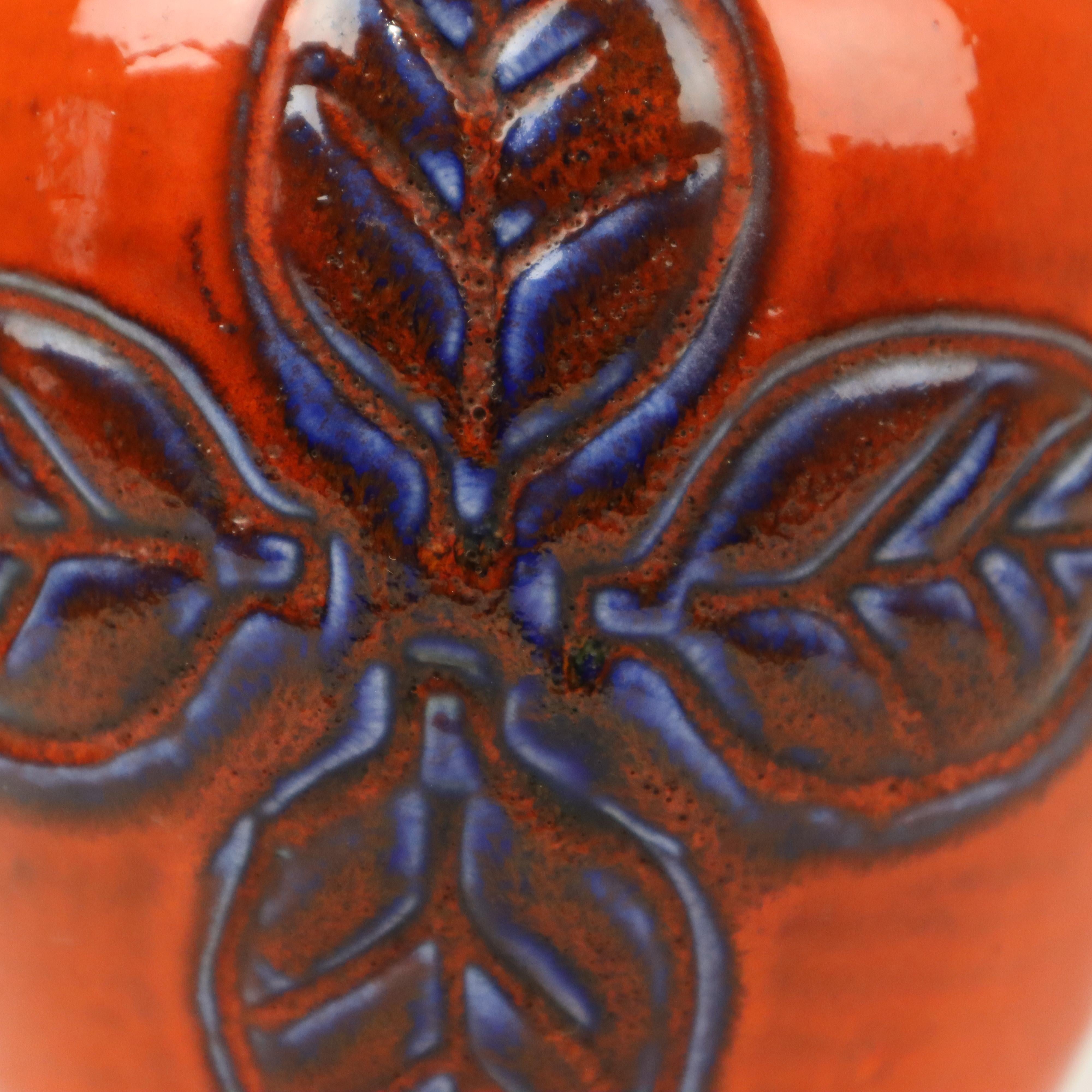 Metà XX secolo Vaso d'epoca arancione e blu smaltato Germania Ovest Carstens 116-2L in vendita