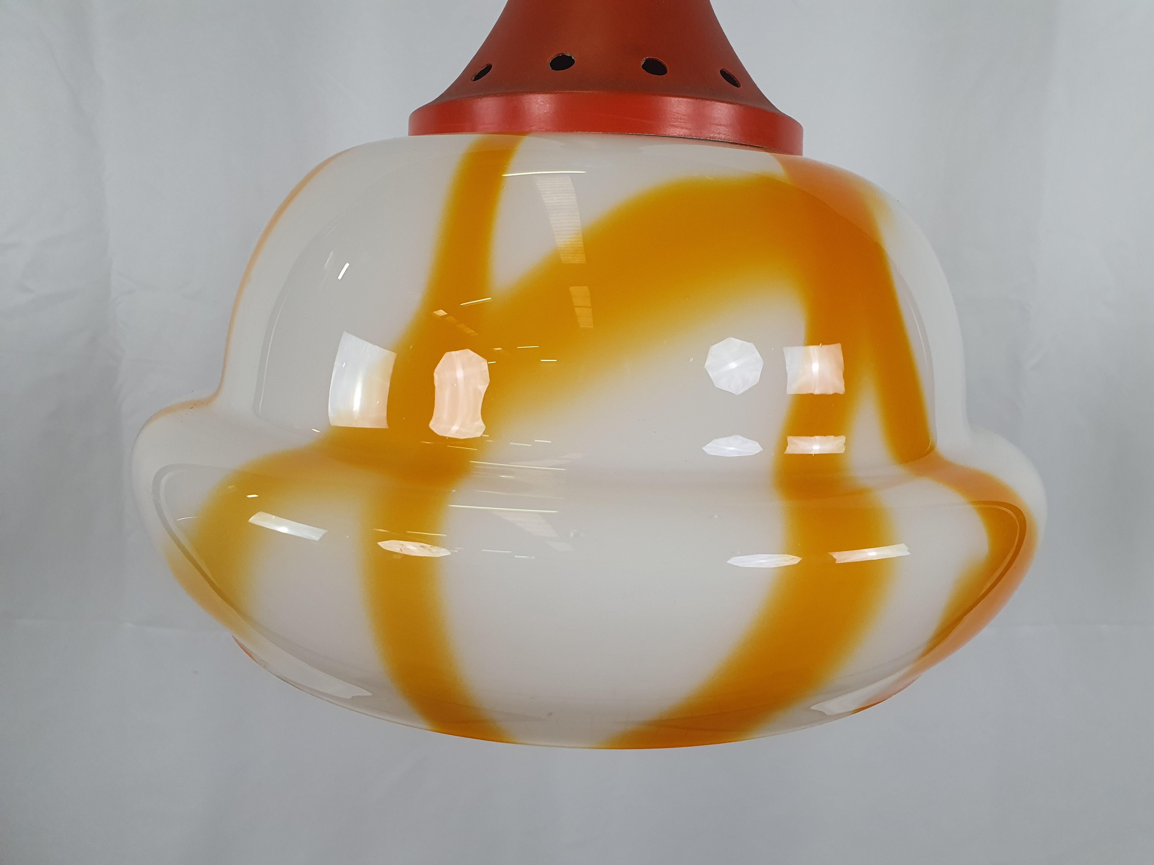 Lustre moderne en verre blanc et orange du début des années 1970, fabriqué en Italie.
Support en fer et en bois.

Convient aux cuisines, aux salons et aux grandes salles.

Présente des signes normaux d'âge et d'utilisation.
Le remplacement des