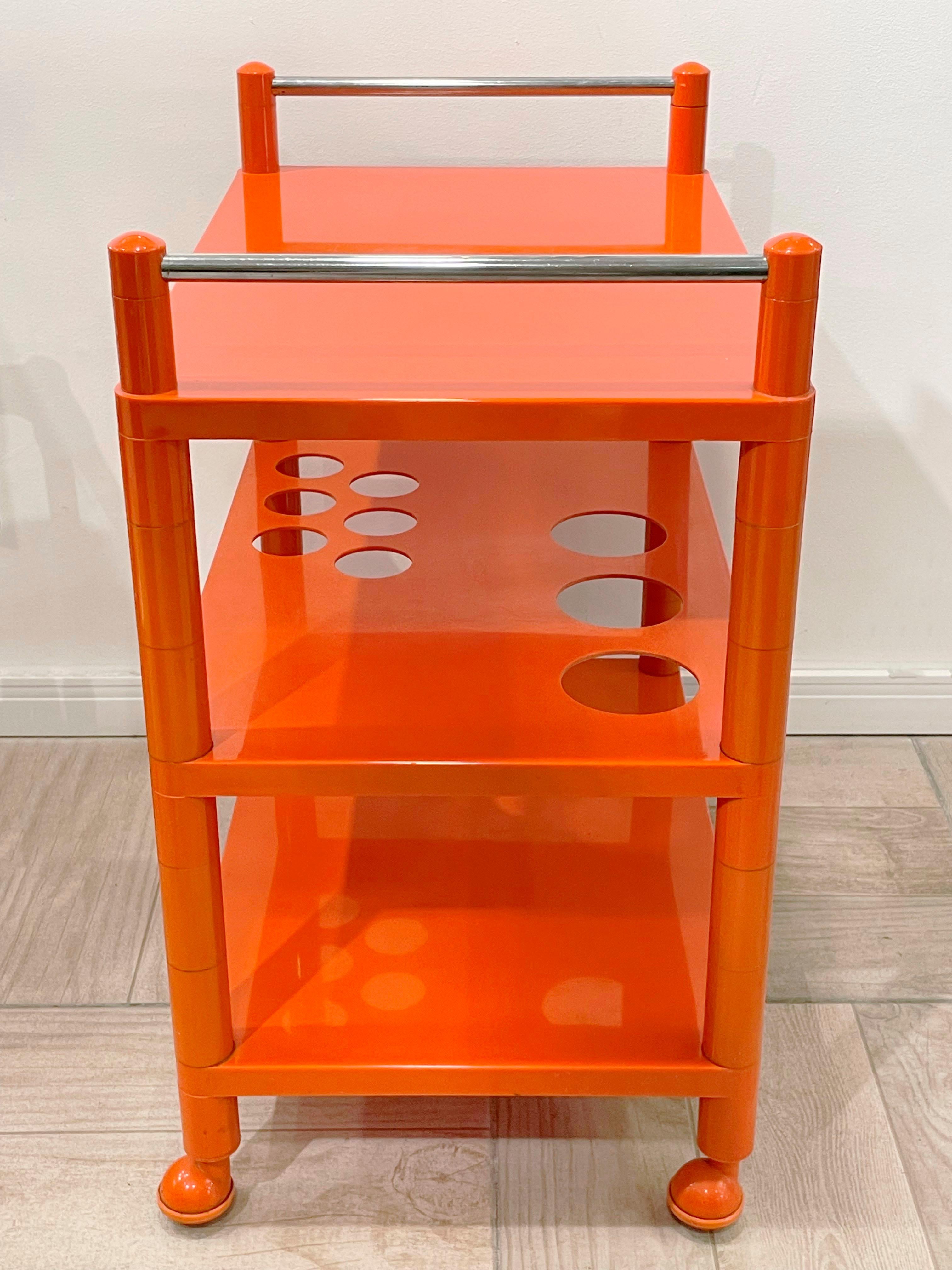 Vintage Orange bar trolley Style Alberto Rosselli for Kartell, 1970s
Fun and versatile beverage cart or bar cart in the style of Alberto Roselli for Kartell. Probably from the '70s, this 