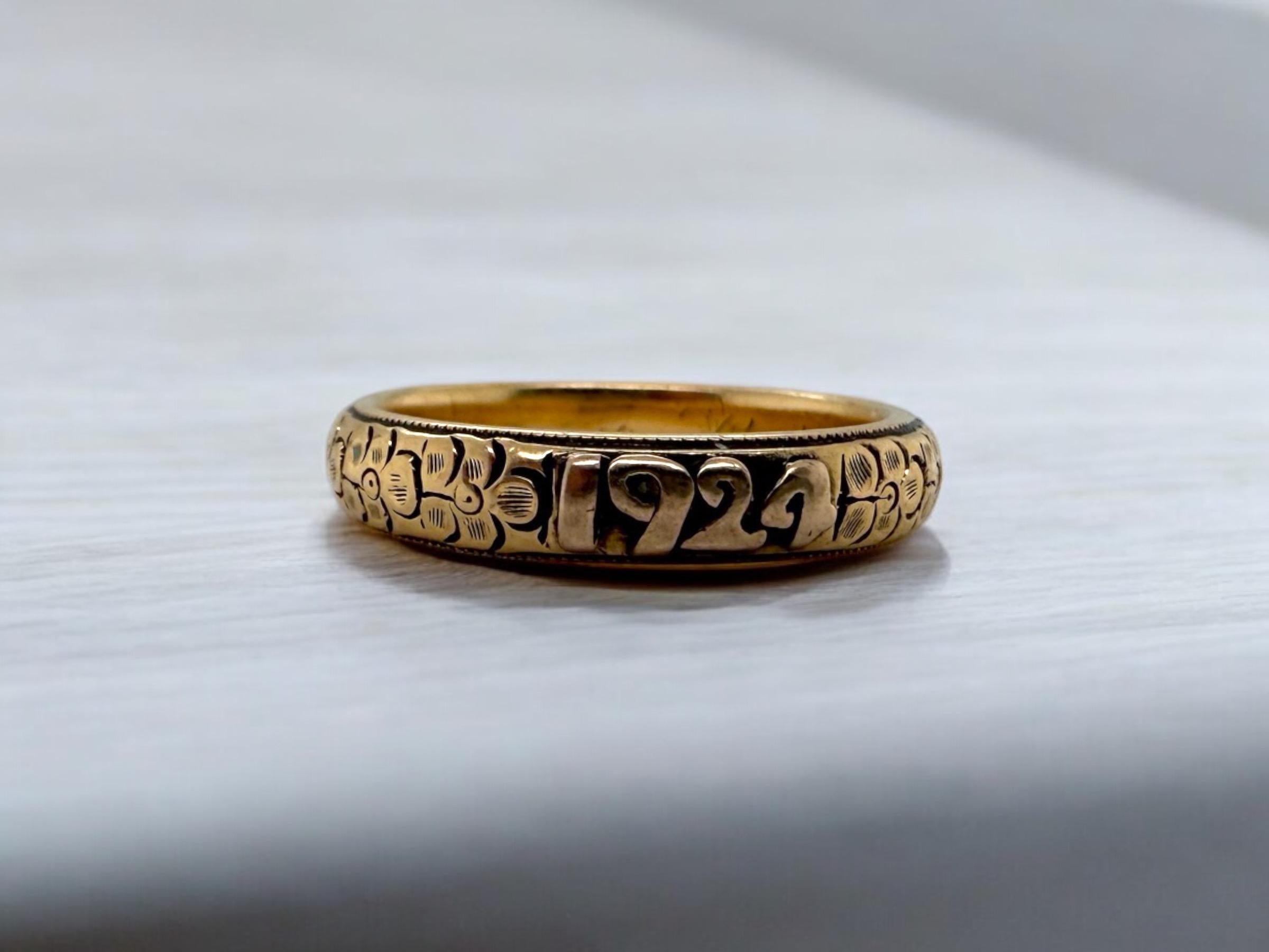 ¡Nos encanta esta alianza vintage grabada!
Lleva grabada una fecha única, 1924, en el exterior.

Detalles de la banda
Material: Oro rosa de 14 quilates
Ancho de banda: 4.2 mm
Peso: 5,1 gramos
Tamaño del dedo: 7

Artículo: 768TMV8-AF9