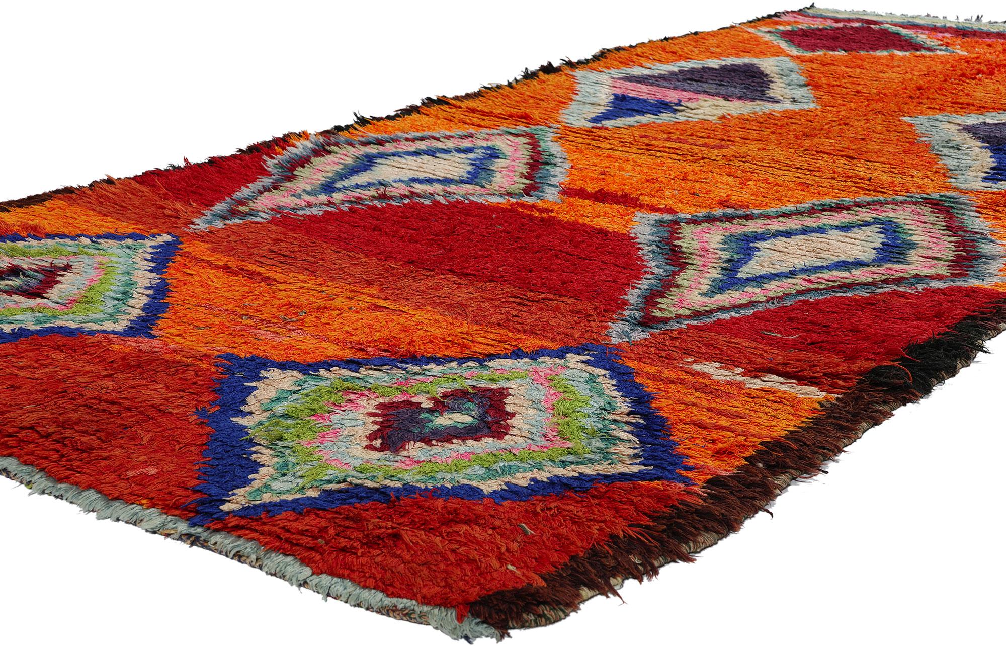 21830 Tapis marocain Vintage Orange Boujad, 04'00 x 08'05. Un tapis Boujad est un tapis tissé à la main originaire de la région de Boujad, dans le Moyen Atlas marocain. Traditionnellement fabriqués par les tribus berbères, en particulier les tribus