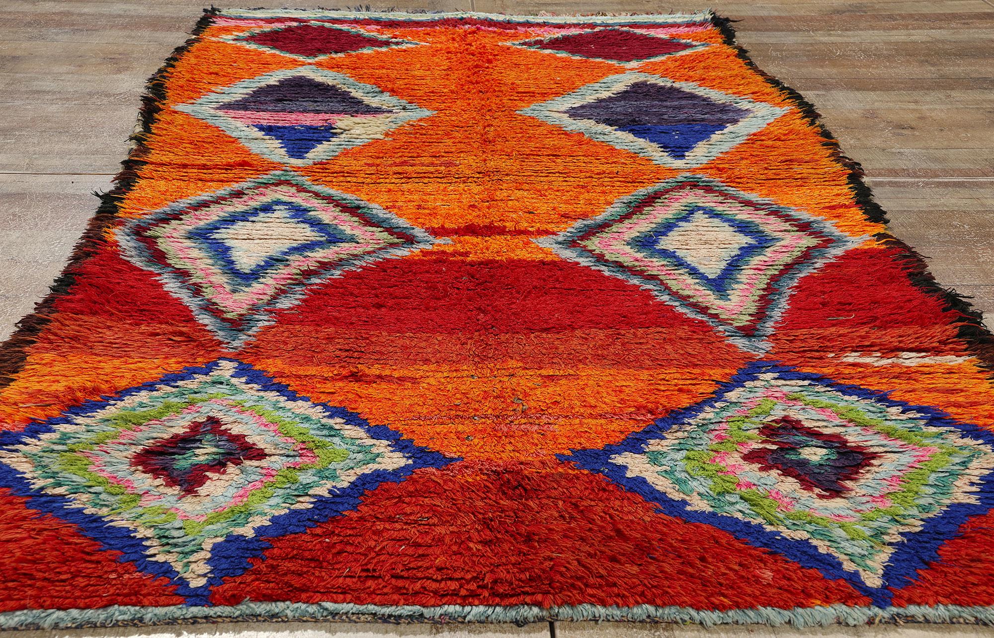 Orangefarbener Boujad Marokkanischer Vintage-Teppich von Boujad, Bold Boho Chic Meets Nomadic Charm im Angebot 1