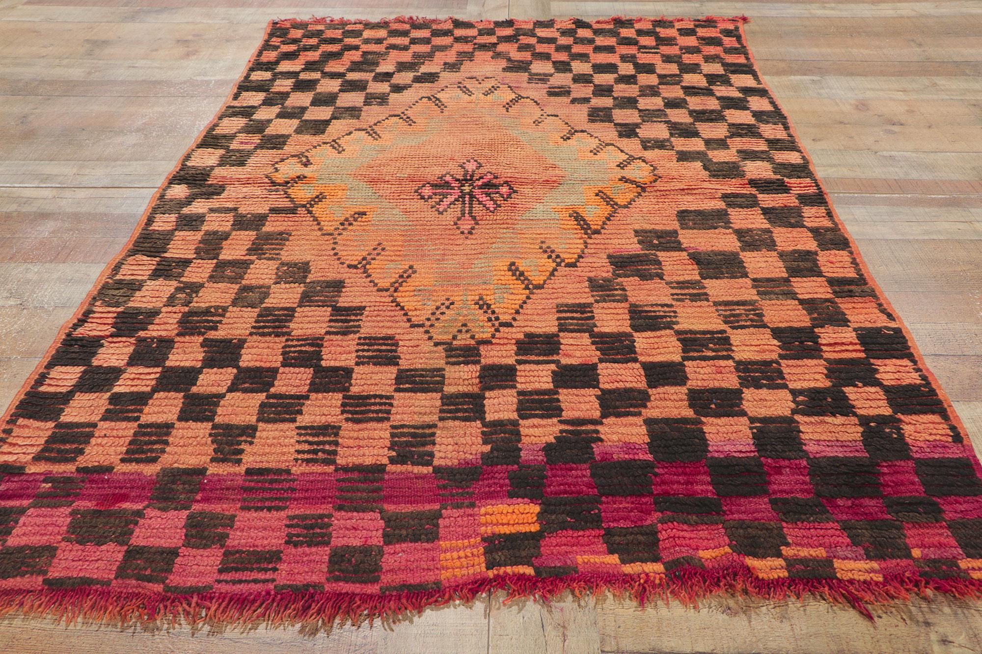 Tapis marocain Boujad orange vintage, l'enchantement tribal rencontre l'Elegance du Midcentury en vente 1