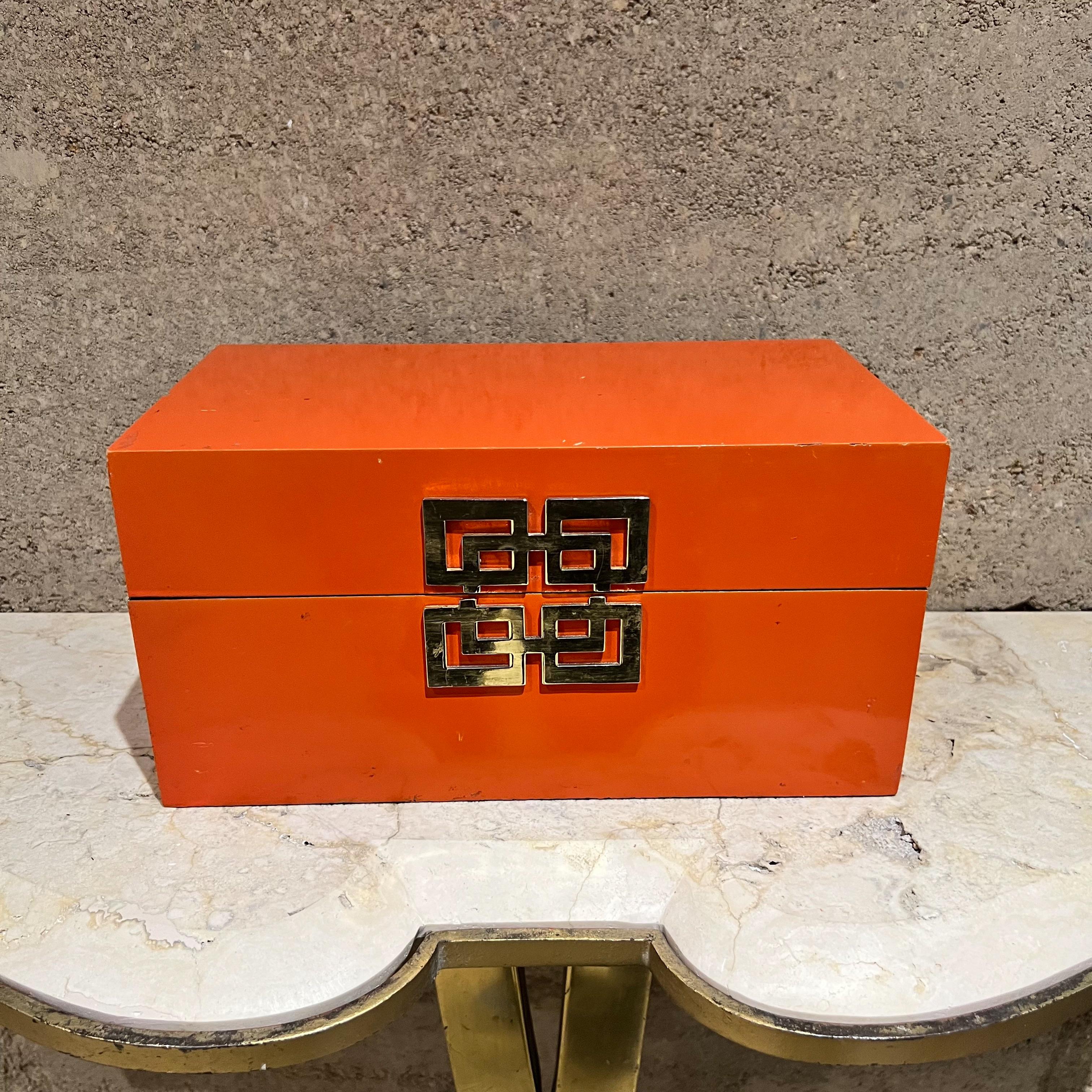 
Caja naranja abatible acento geométrico vintage
sin firma ni etiqueta.
No es perfecta, la pintura original tiene pequeñas rozaduras en el acabado.
La estructura es firme y sólida. Se abre y se cierra con facilidad.
5,75 alto x 6,25 fondo x 11,5