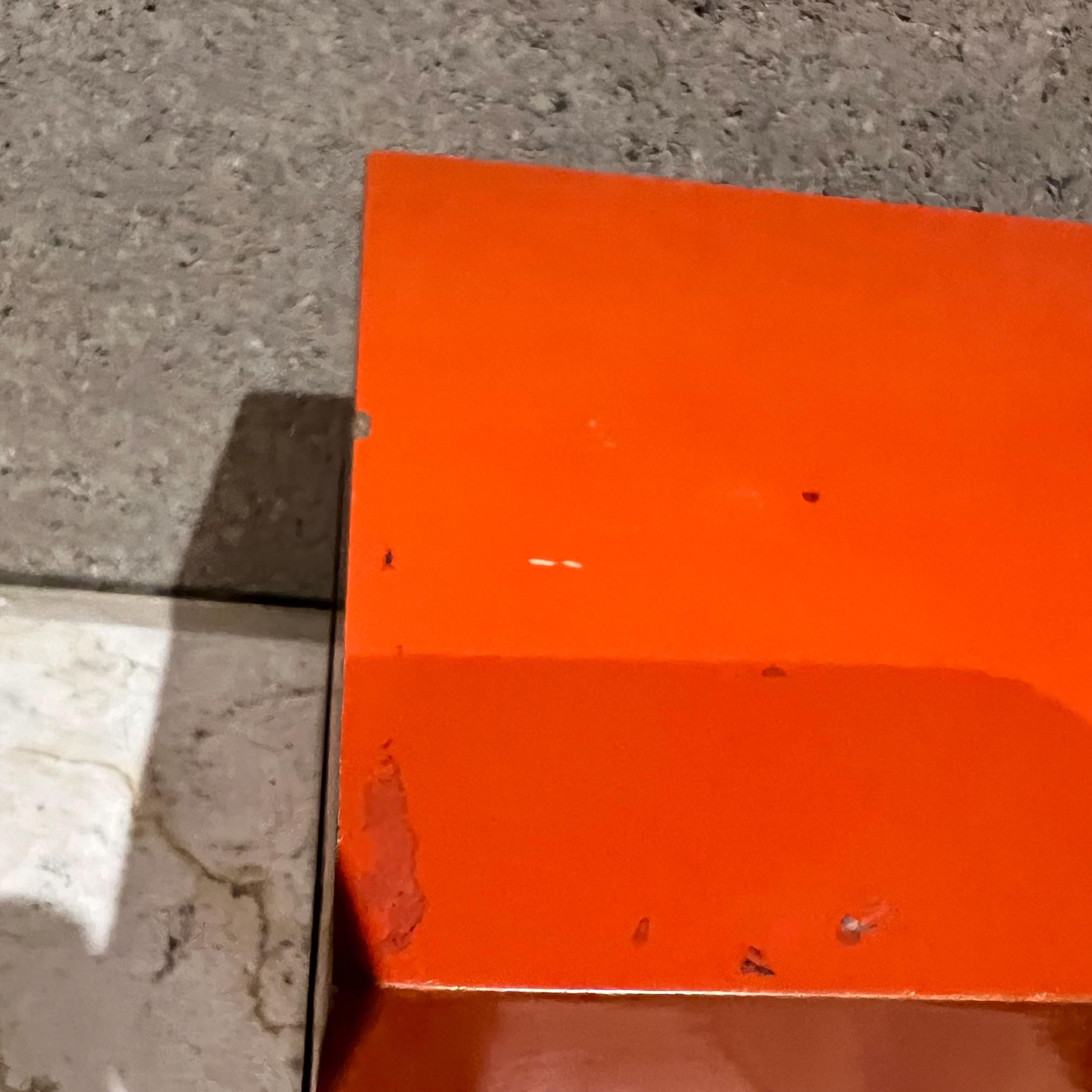 Caja Naranja Vintage Decorativa Geométrica Acento Dorado Metal en venta