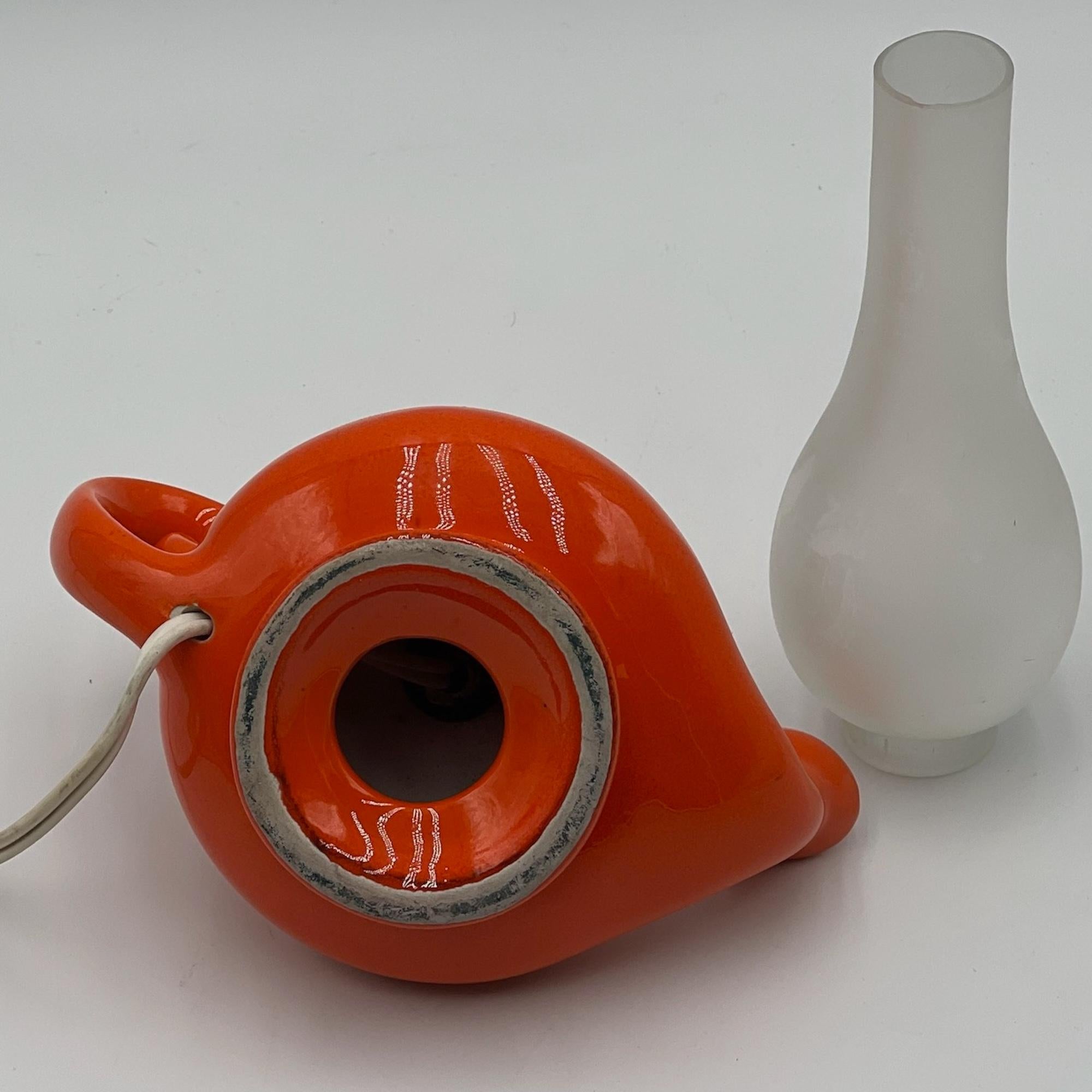Orangefarbene Vintage-Lampe aus Keramik und Glas, Italien, 1960er Jahre (Metall) im Angebot