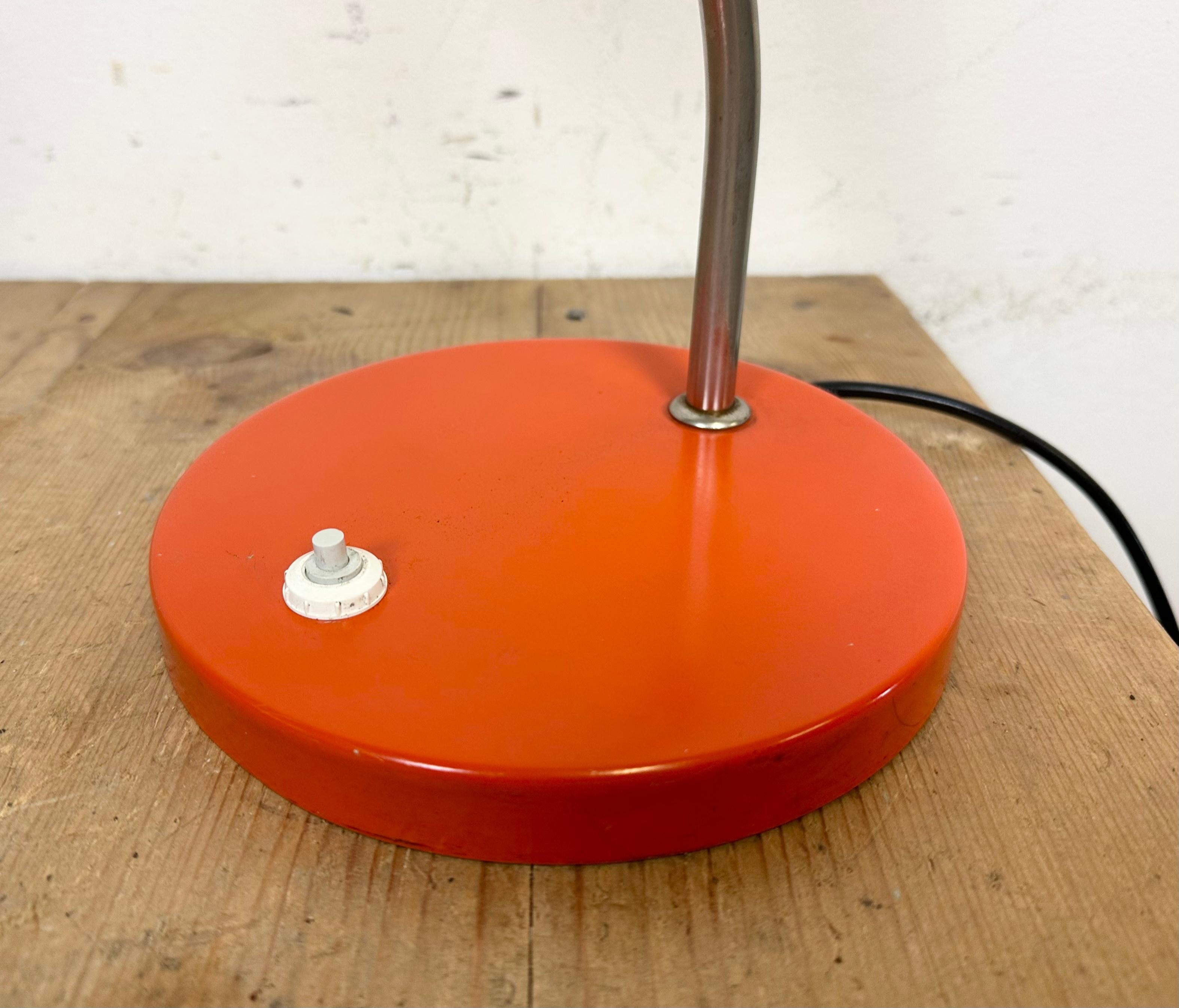 Laccato Lampada da tavolo vintage arancione della Germania dell'Est di AKA Leuchten, anni '70 in vendita