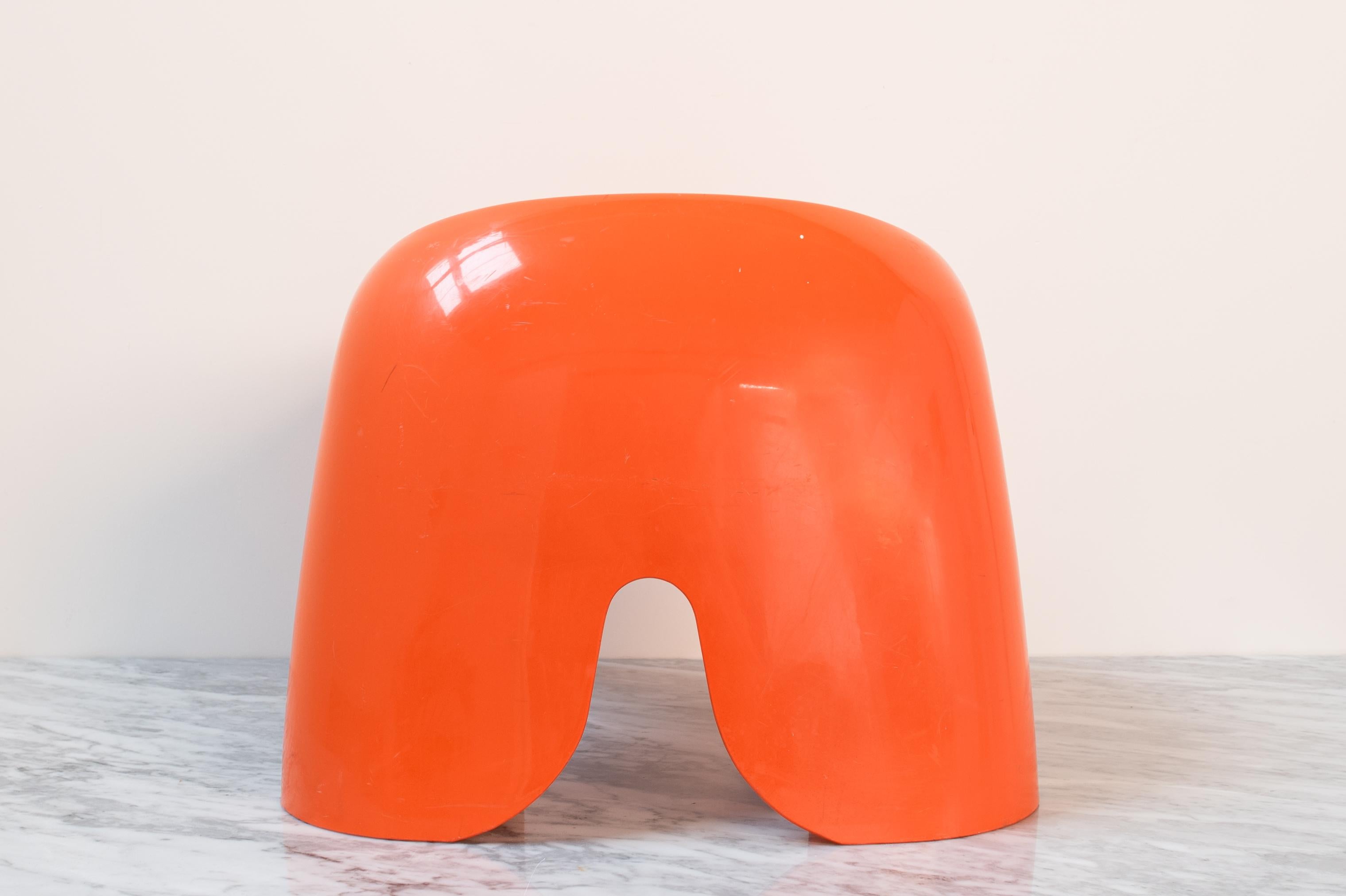 Orangefarbener Efebino-Hocker im Vintage-Stil von Stacy Dukes für Artemide, 1966 (Italienisch) im Angebot
