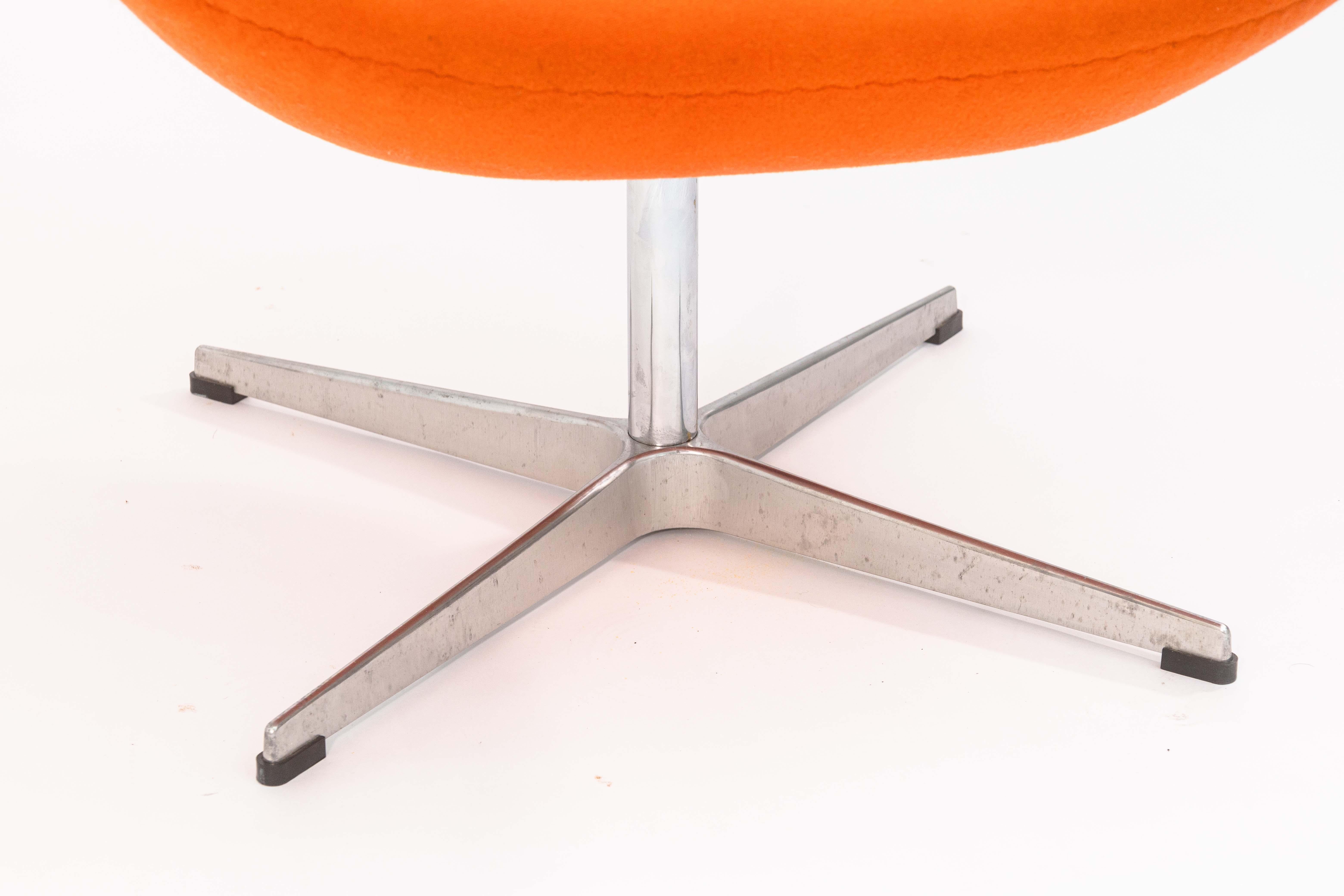 Sedia Cigno in tessuto arancione vintage di Arne Jacobsen per Fritz Hansen in vendita 3