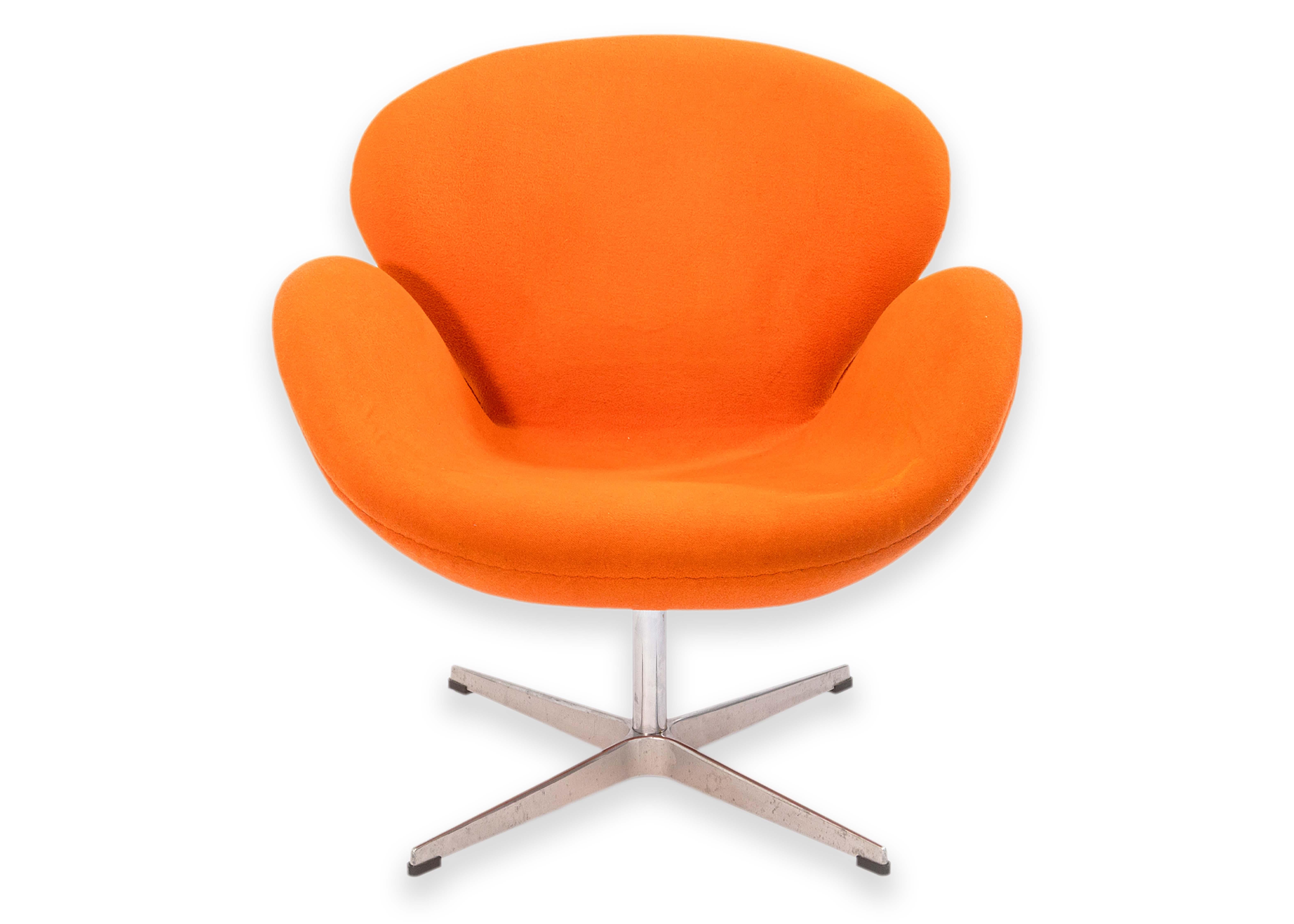 Sedia Cigno in tessuto arancione vintage di Arne Jacobsen per Fritz Hansen in vendita 4