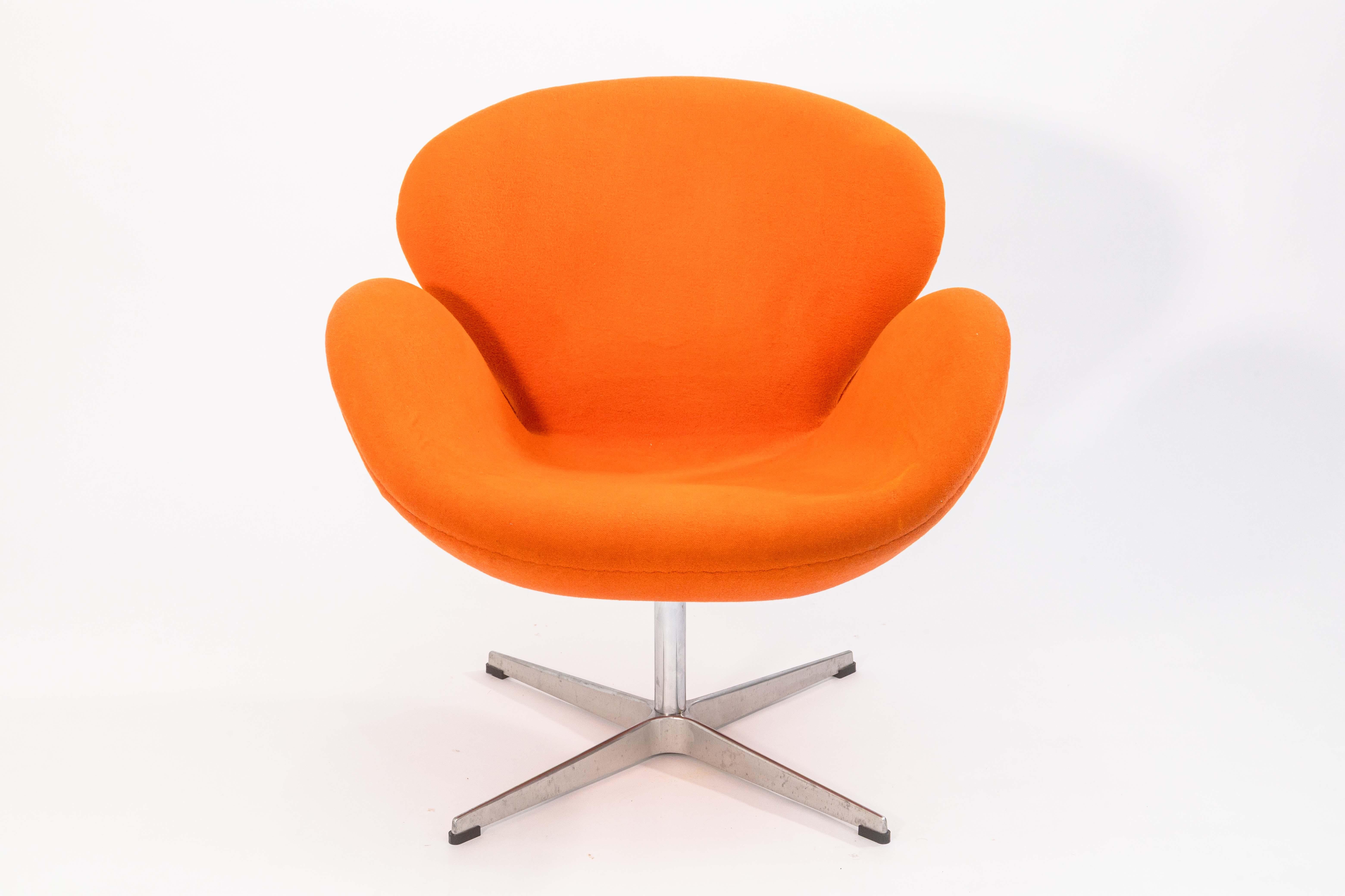 Una sedia vintage Arne Jacobsen Swan per Fritz Hansen. La sedia Swan è un classico del design moderno di metà secolo che è diventato un punto fermo, riprodotto più volte da quando è stata creata nel 1958 per il SAS Royal Hotel di Copenhagen. Questa