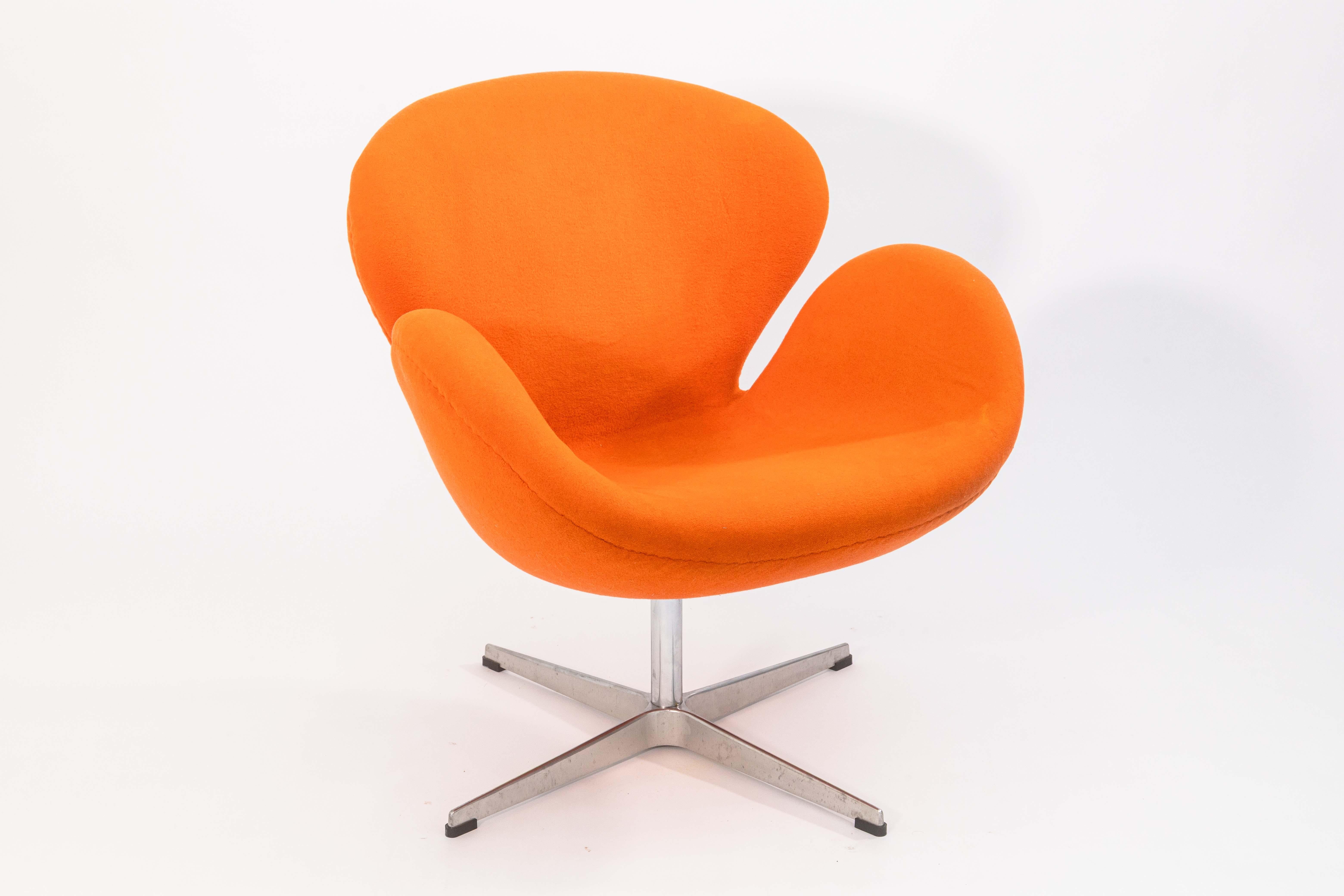 Mid-Century moderno Sedia Cigno in tessuto arancione vintage di Arne Jacobsen per Fritz Hansen in vendita