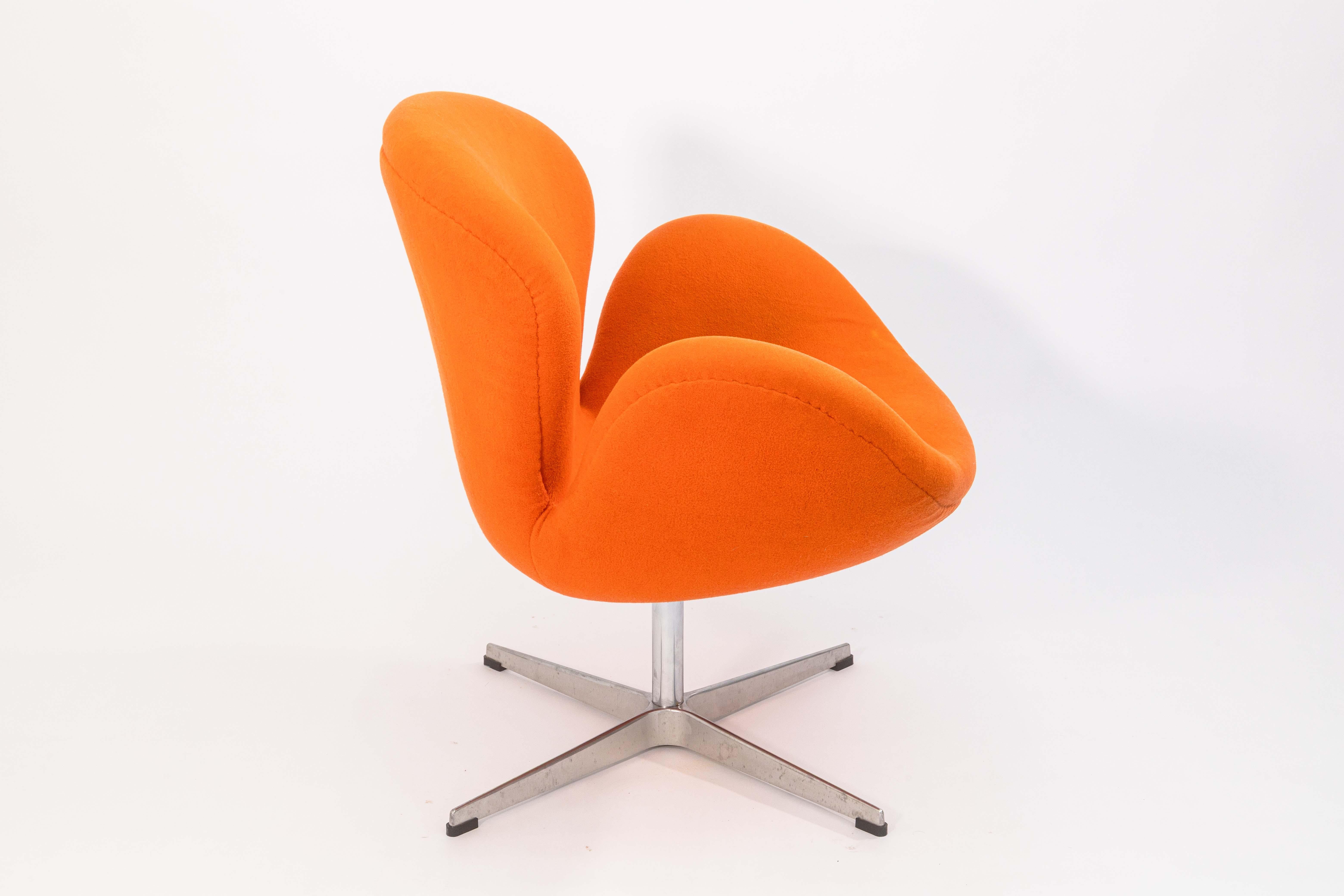 Danese Sedia Cigno in tessuto arancione vintage di Arne Jacobsen per Fritz Hansen in vendita