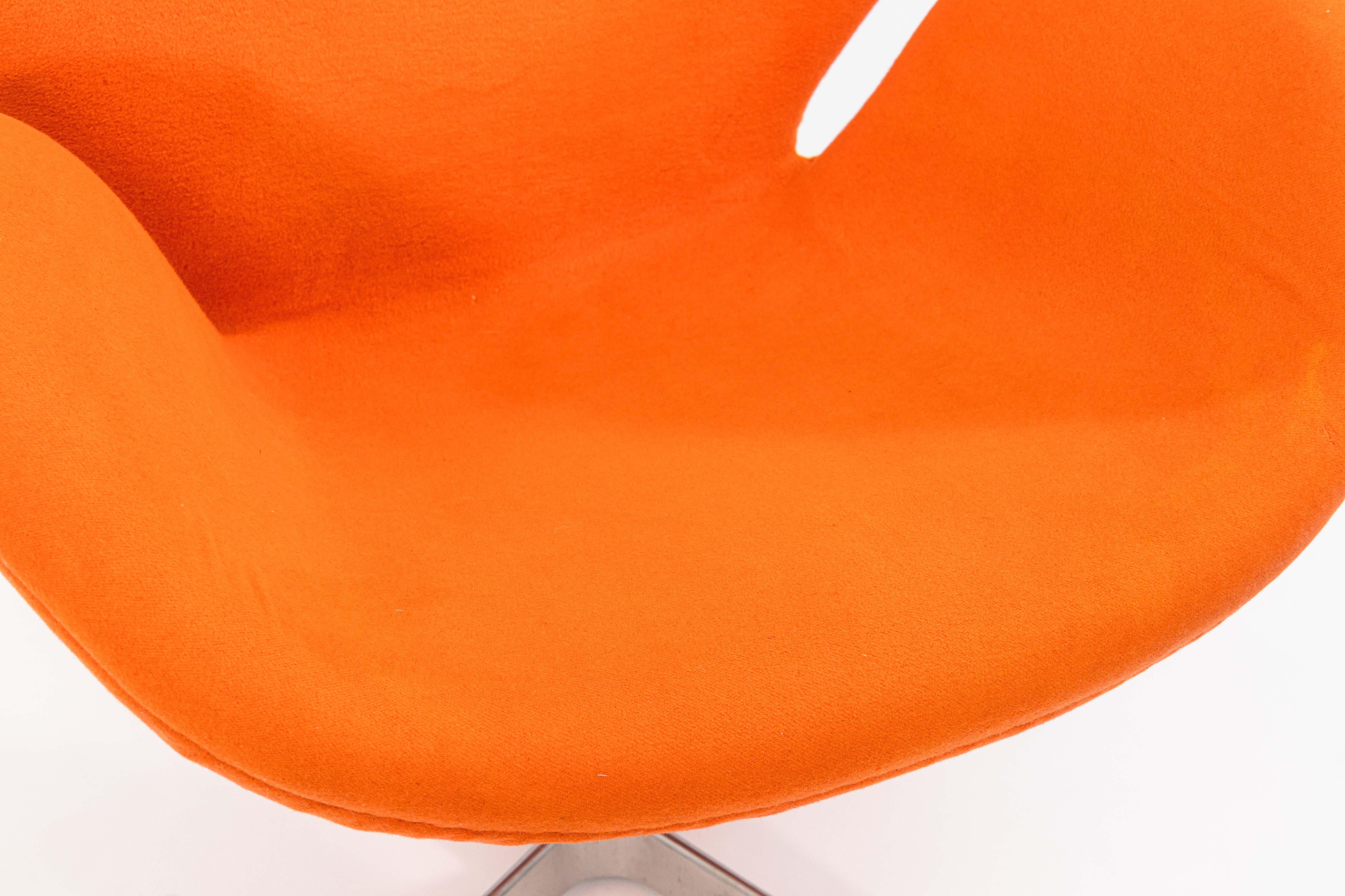 Metallo Sedia Cigno in tessuto arancione vintage di Arne Jacobsen per Fritz Hansen in vendita