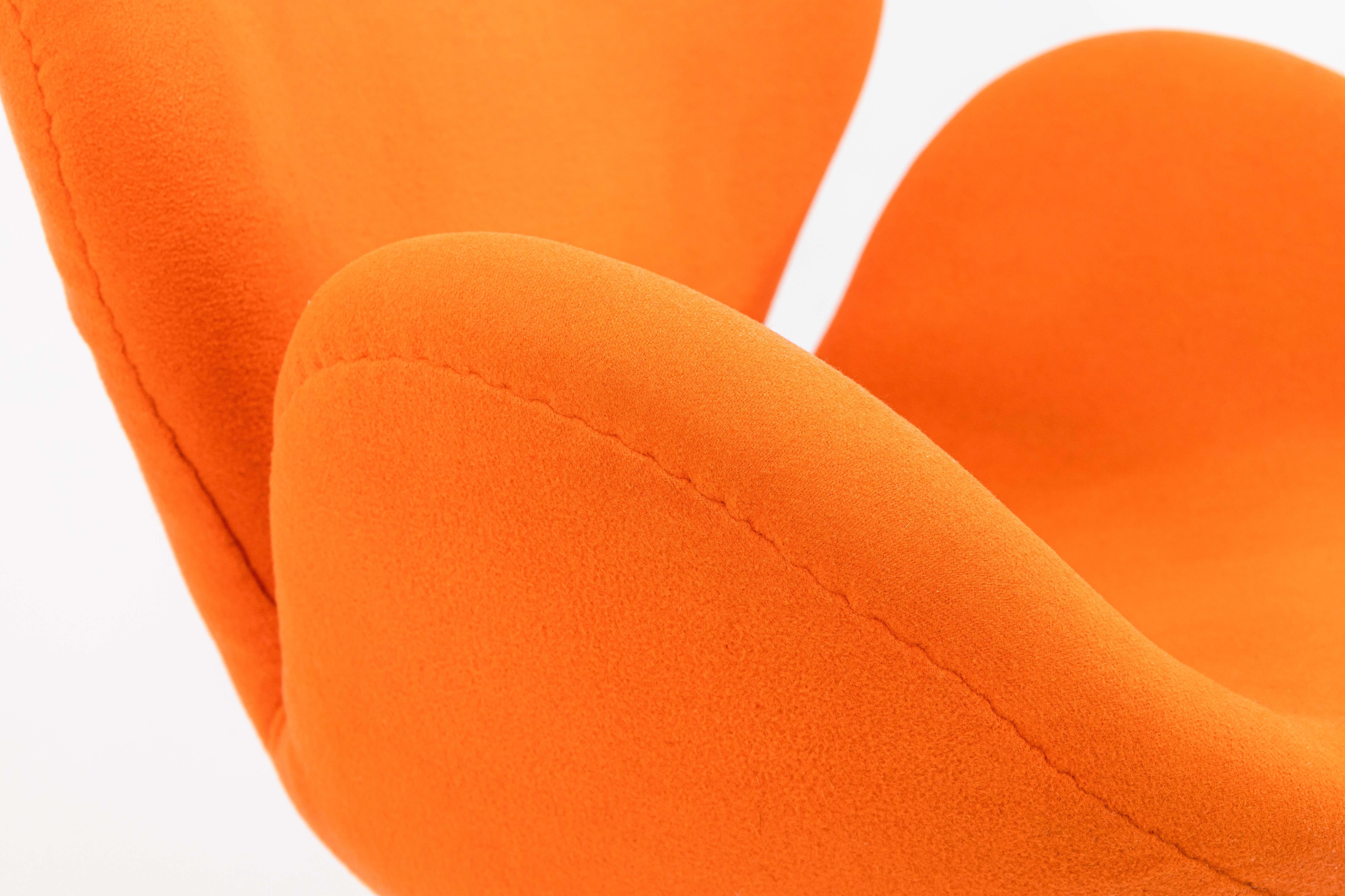 Sedia Cigno in tessuto arancione vintage di Arne Jacobsen per Fritz Hansen in vendita 2