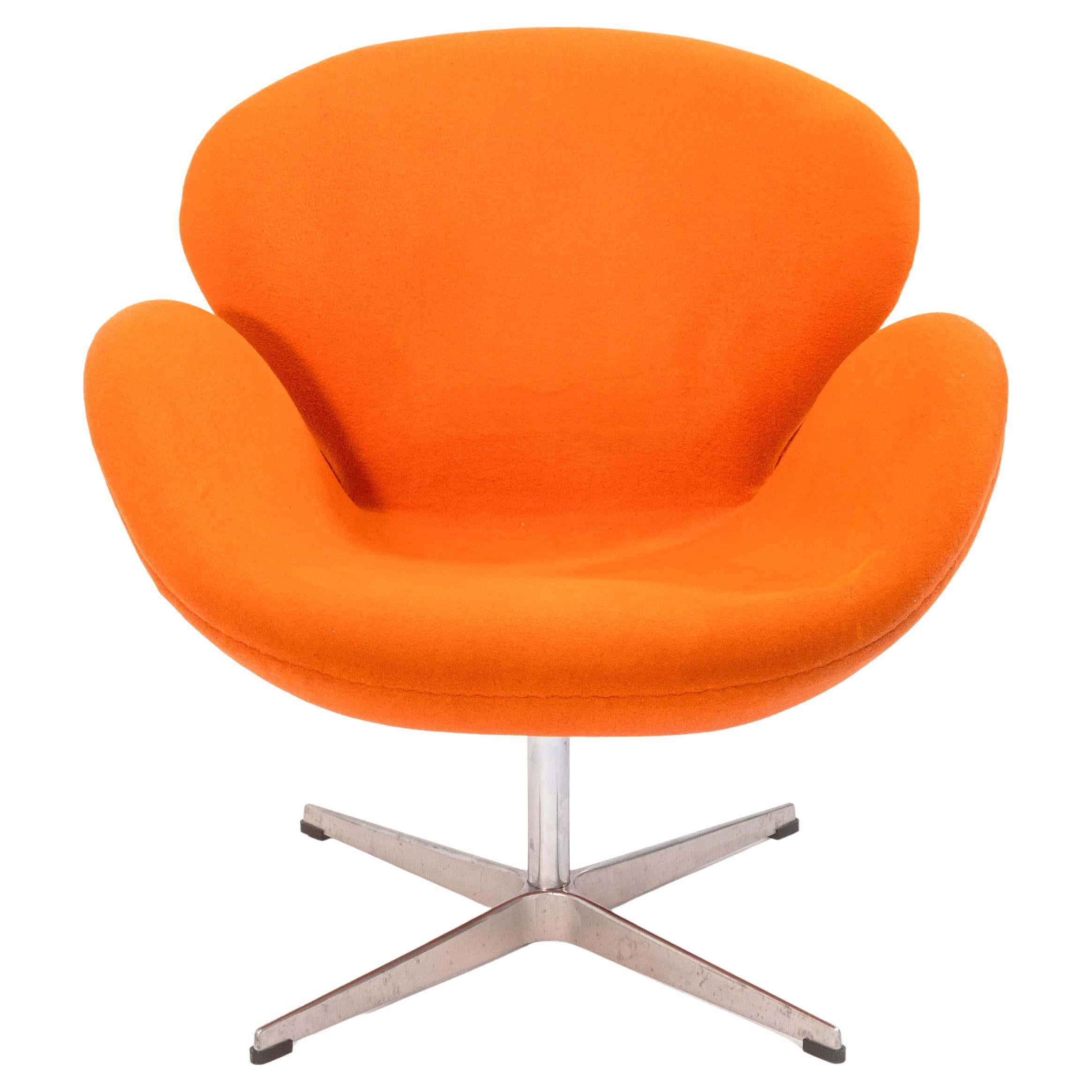 Sedia Cigno in tessuto arancione vintage di Arne Jacobsen per Fritz Hansen in vendita