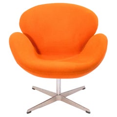 Sedia Cigno in tessuto arancione vintage di Arne Jacobsen per Fritz Hansen