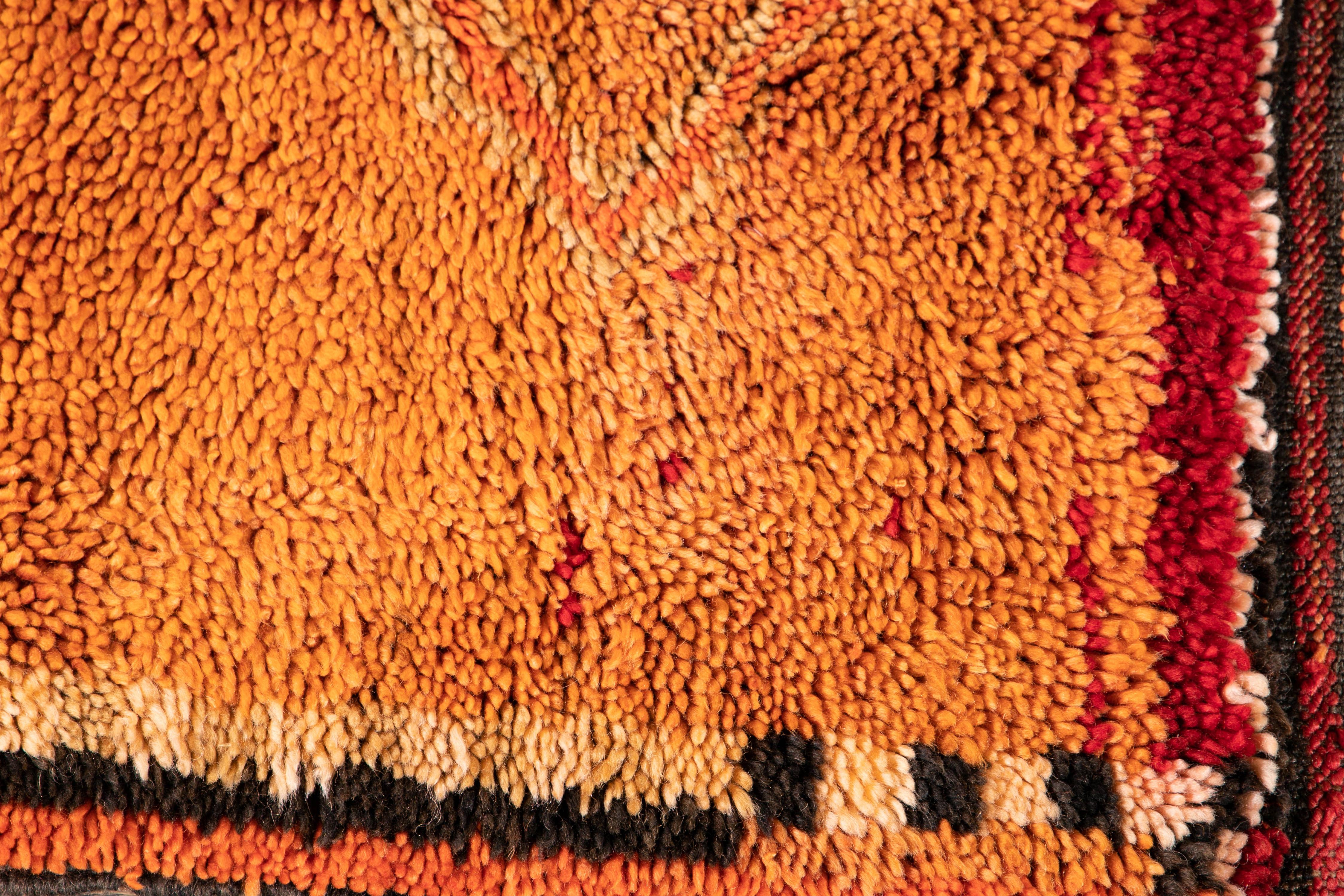 Tapis de couloir tribal marocain orange vintage du milieu du 20e siècle  en vente 1