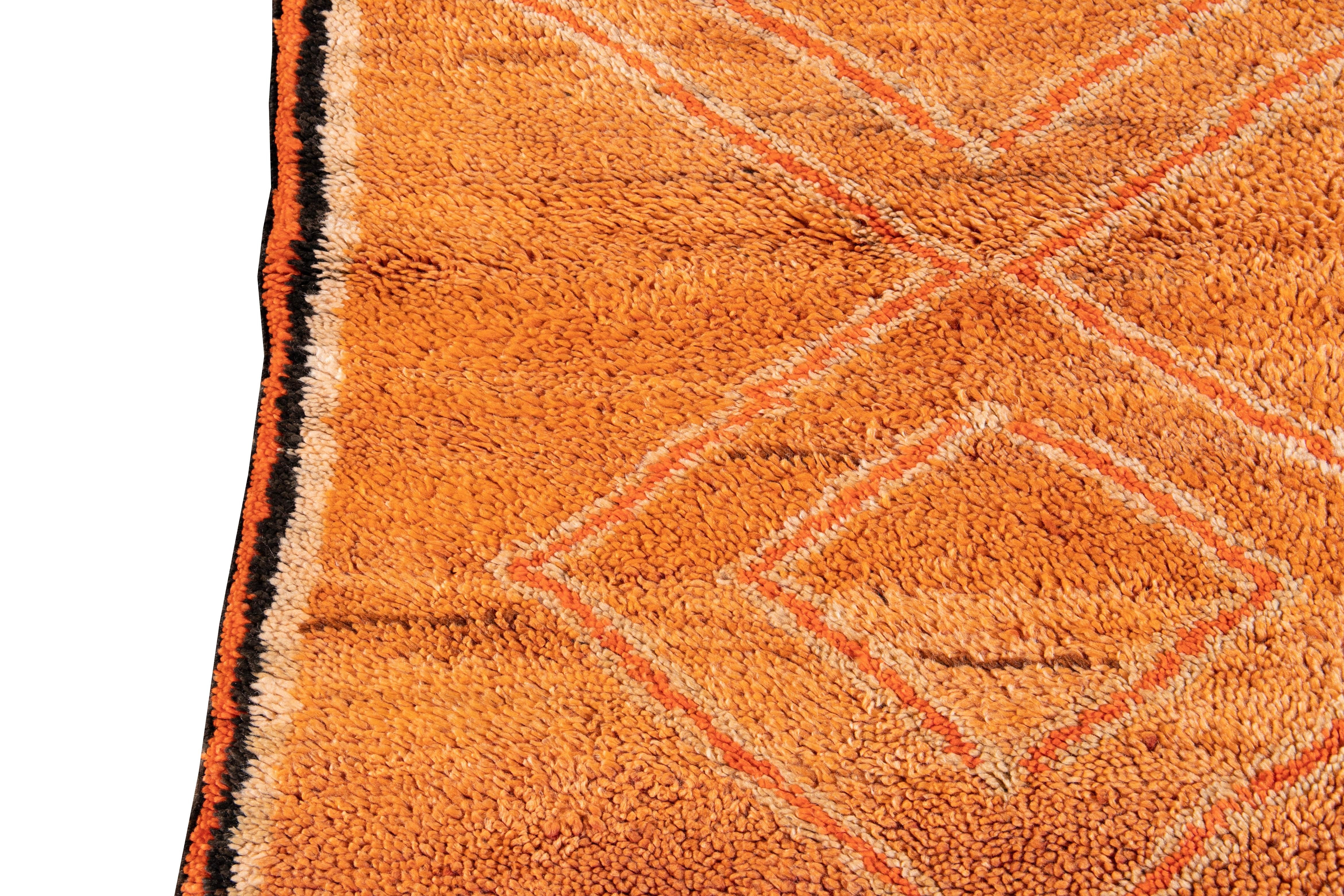 Tapis de couloir tribal marocain orange vintage du milieu du 20e siècle  en vente 4