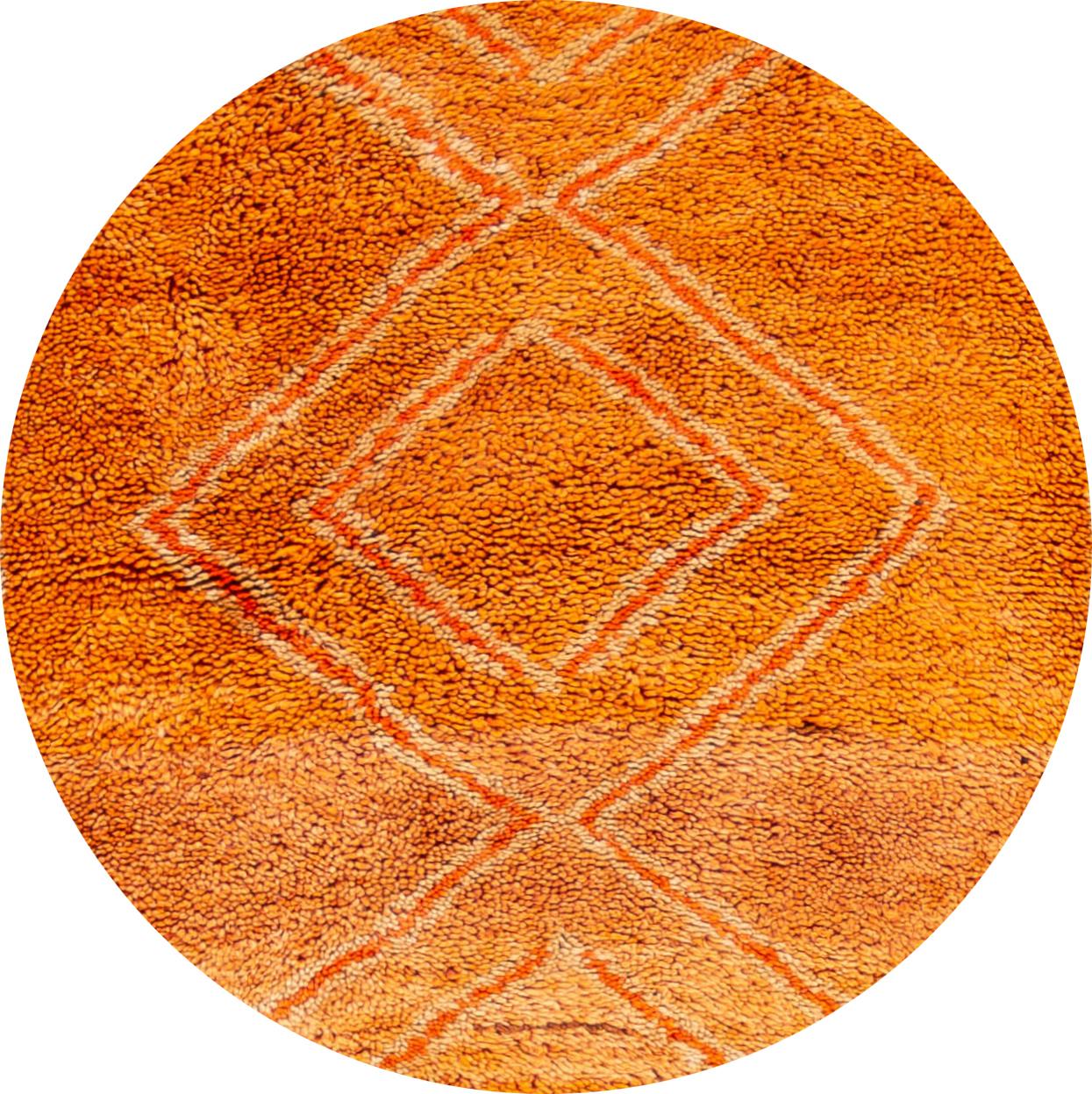 Magnifique chemin de table marocain vintage avec un champ orange vif dans un design géométrique en losanges fins et entrecroisés. Bordures en rouge et noir. 

Ce tapis mesure : 3'5