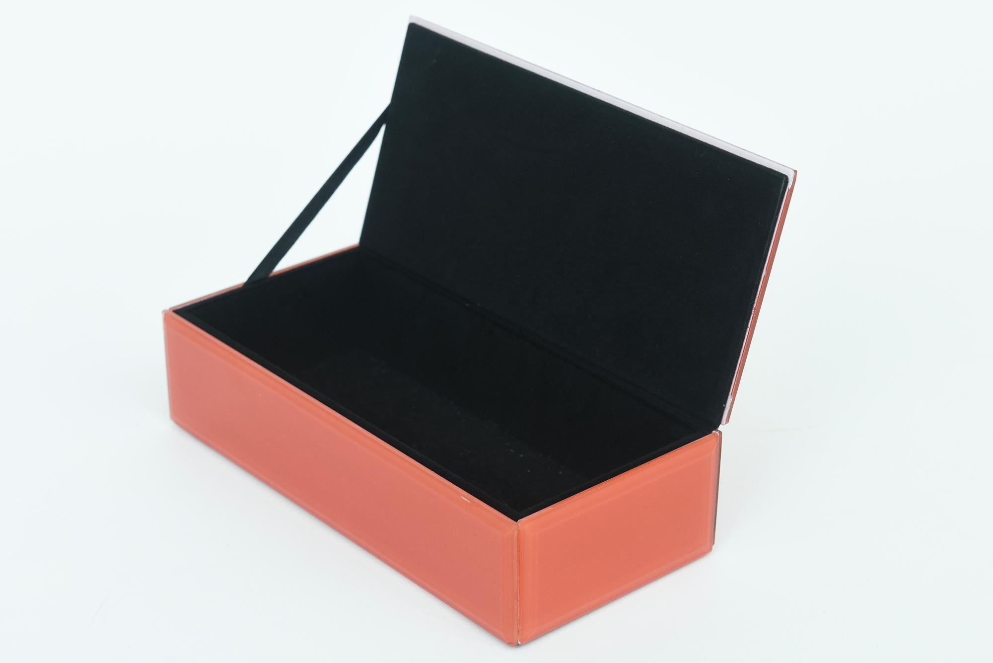 Schachtel aus orangefarbenem Glas mit Fransenschachtel mit weißer Koralle und schwarzem Samt innen im Angebot 4