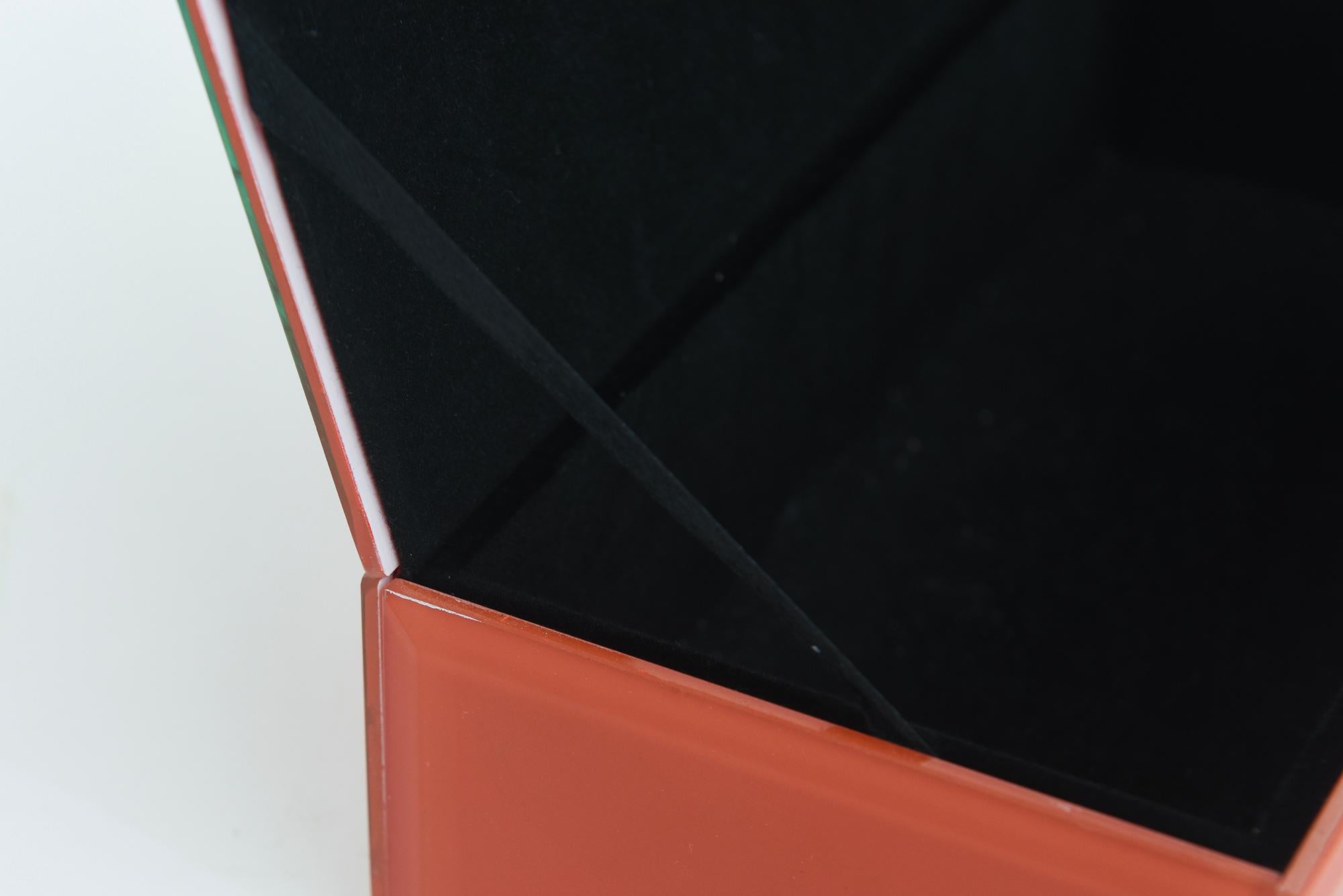 Schachtel aus orangefarbenem Glas mit Fransenschachtel mit weißer Koralle und schwarzem Samt innen im Angebot 5