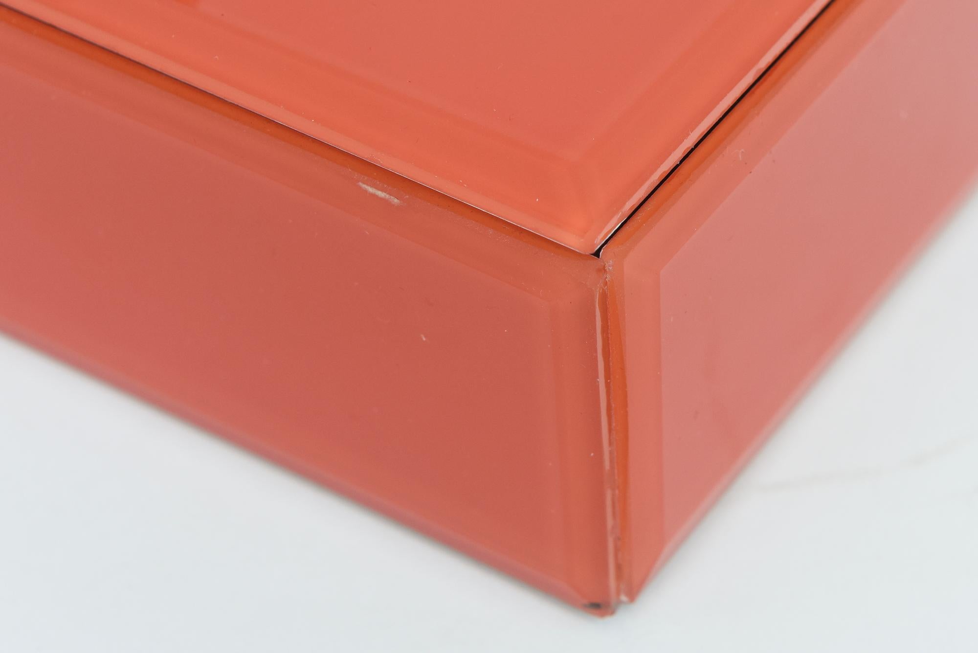 Schachtel aus orangefarbenem Glas mit Fransenschachtel mit weißer Koralle und schwarzem Samt innen im Angebot 6