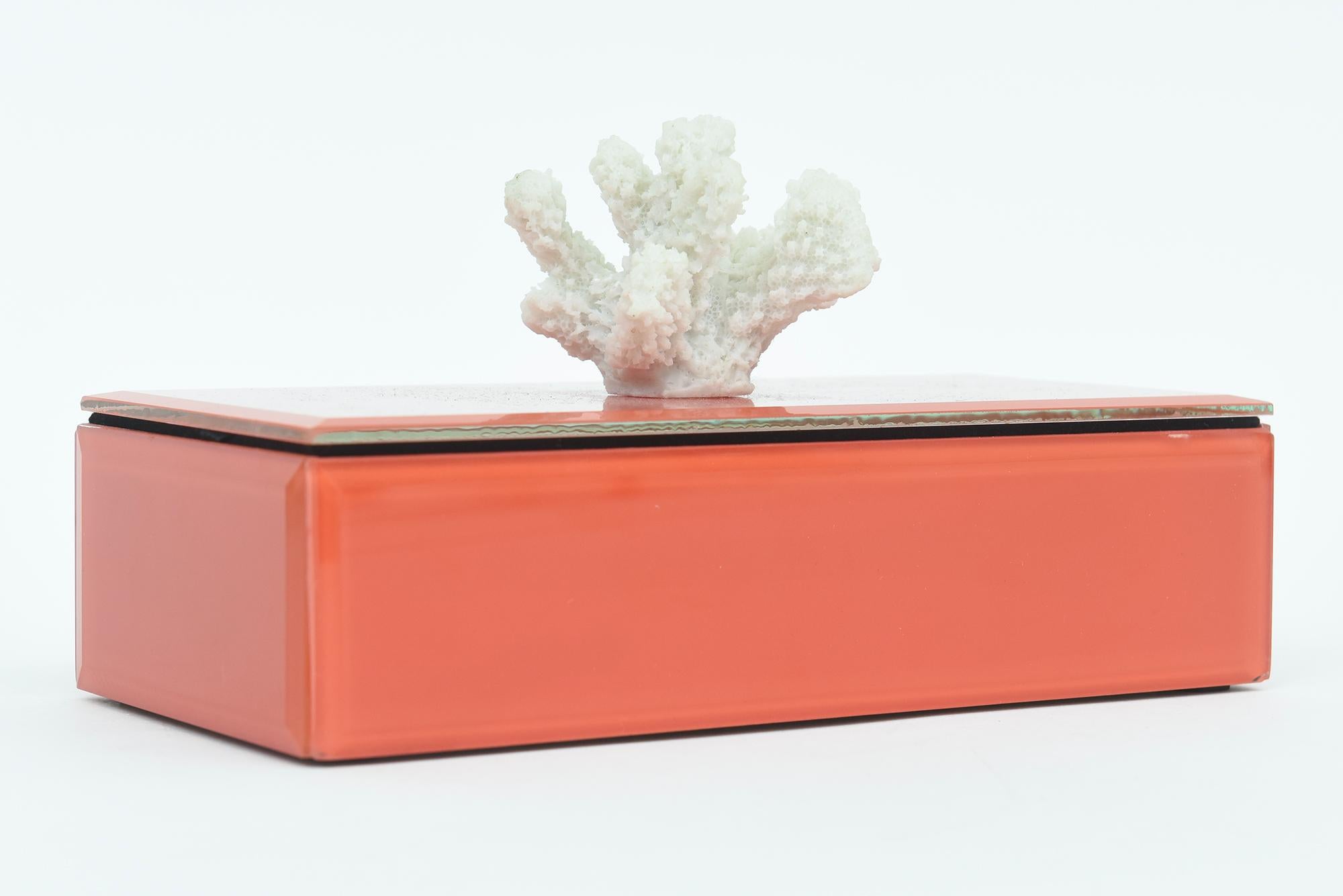 Schachtel aus orangefarbenem Glas mit Fransenschachtel mit weißer Koralle und schwarzem Samt innen (Moderne) im Angebot
