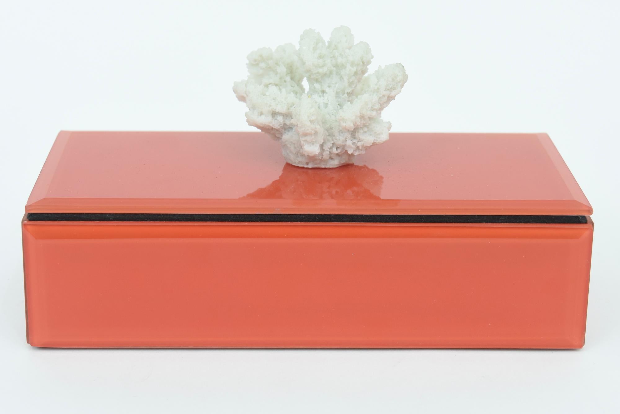 Schachtel aus orangefarbenem Glas mit Fransenschachtel mit weißer Koralle und schwarzem Samt innen (amerikanisch) im Angebot