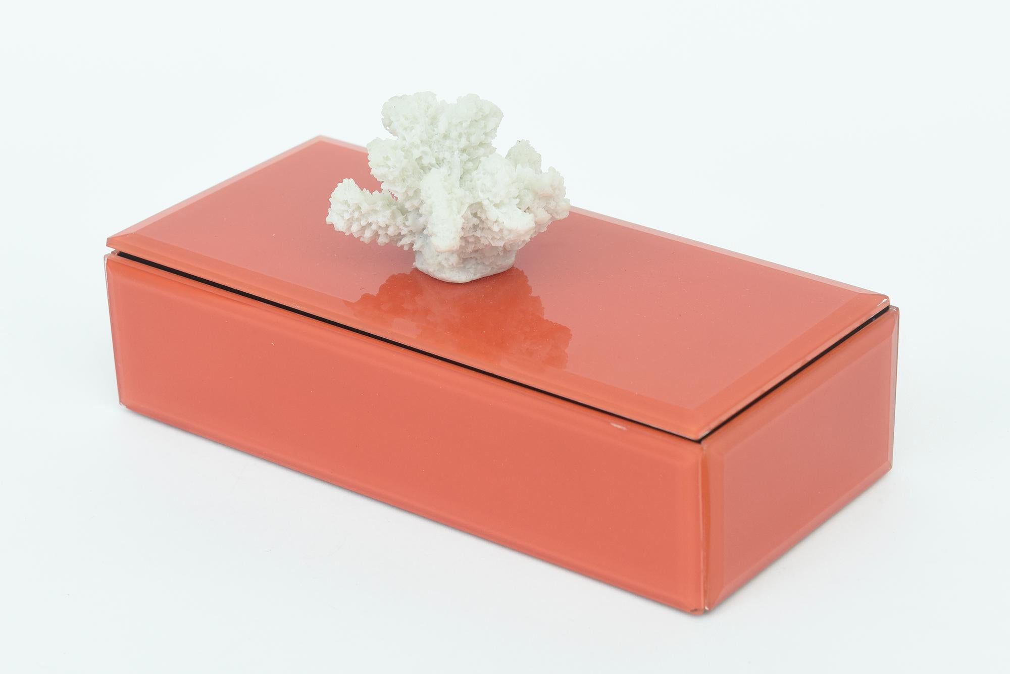Schachtel aus orangefarbenem Glas mit Fransenschachtel mit weißer Koralle und schwarzem Samt innen (Ende des 20. Jahrhunderts) im Angebot