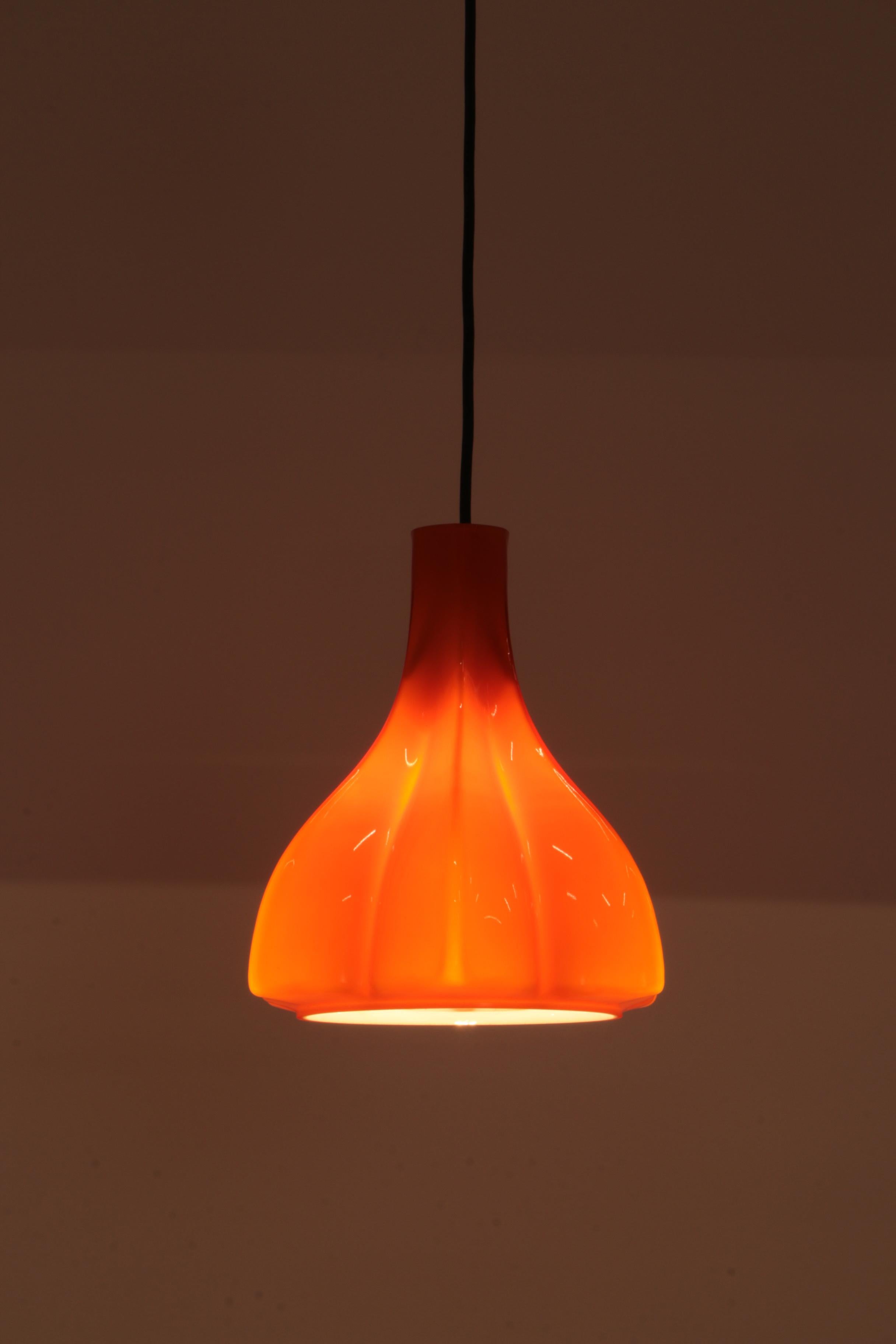 Vintage-Pendelleuchte aus orangefarbenem Glas von Peill und Putzler, 1960 im Angebot 6