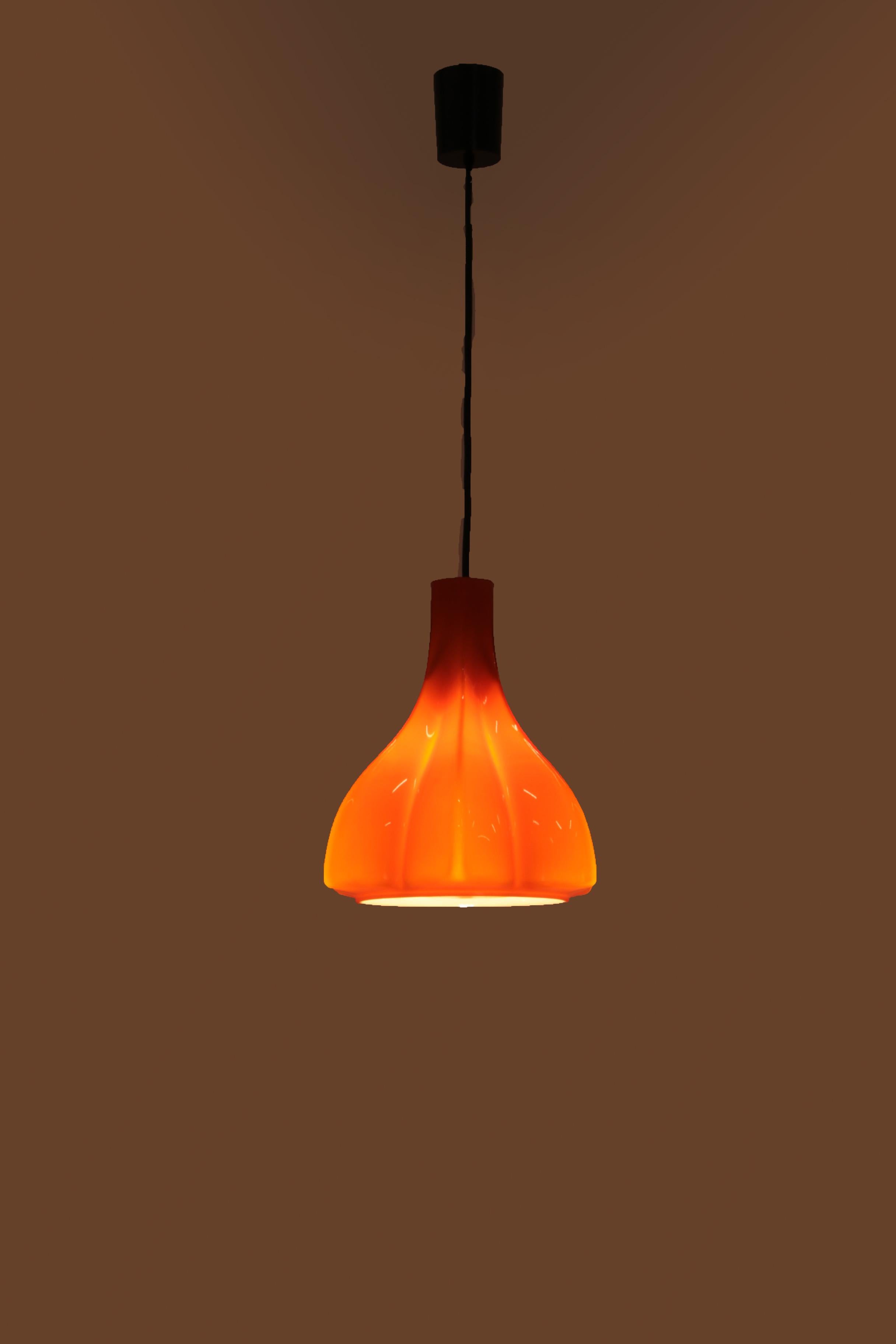 Allemand Lampe à suspension en verre orange vintage par Peill & Putzler, 1960 en vente