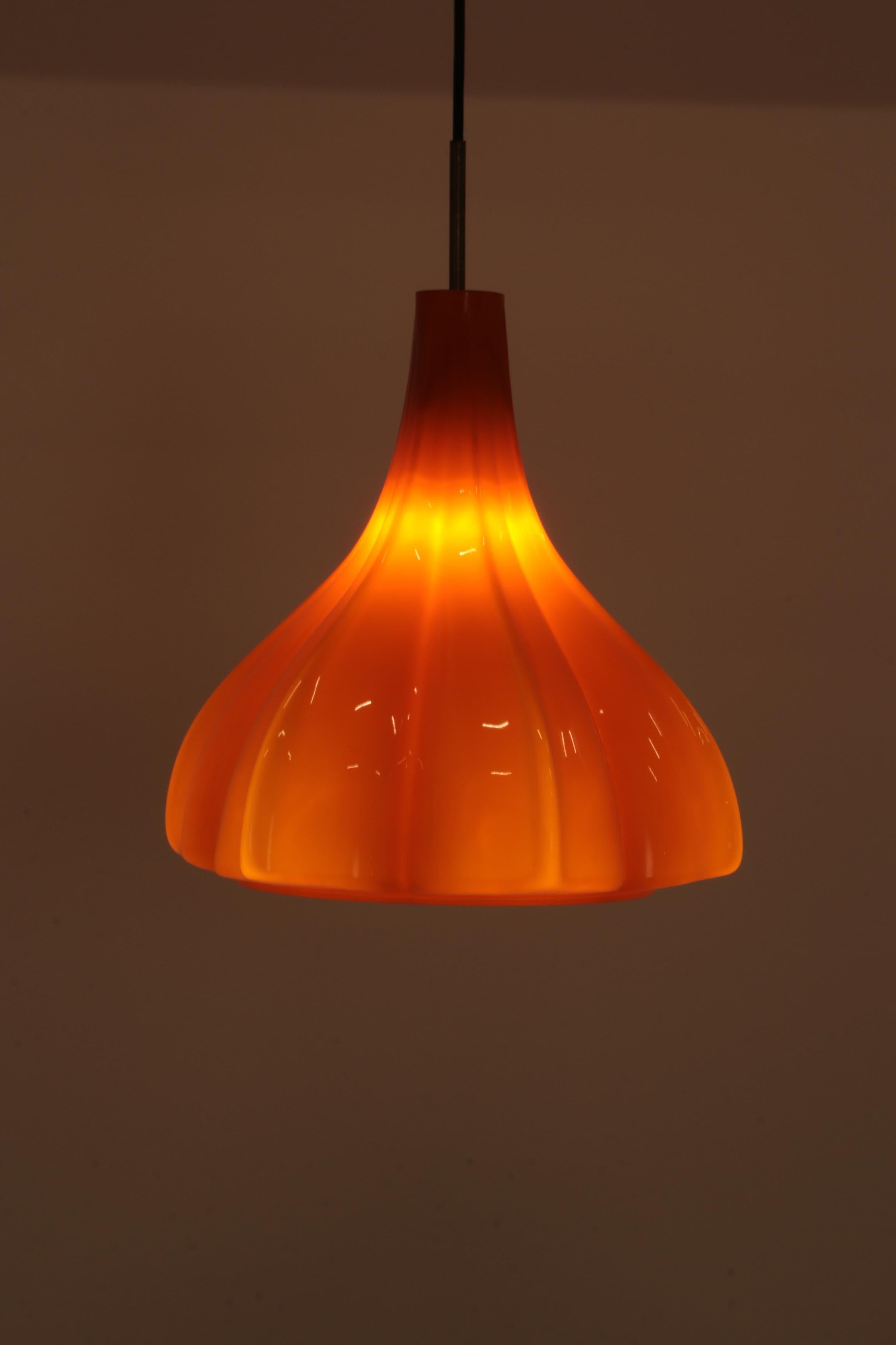 Allemand Lampe suspendue vintage en verre orange de Peill and Putzler, 1960 en vente
