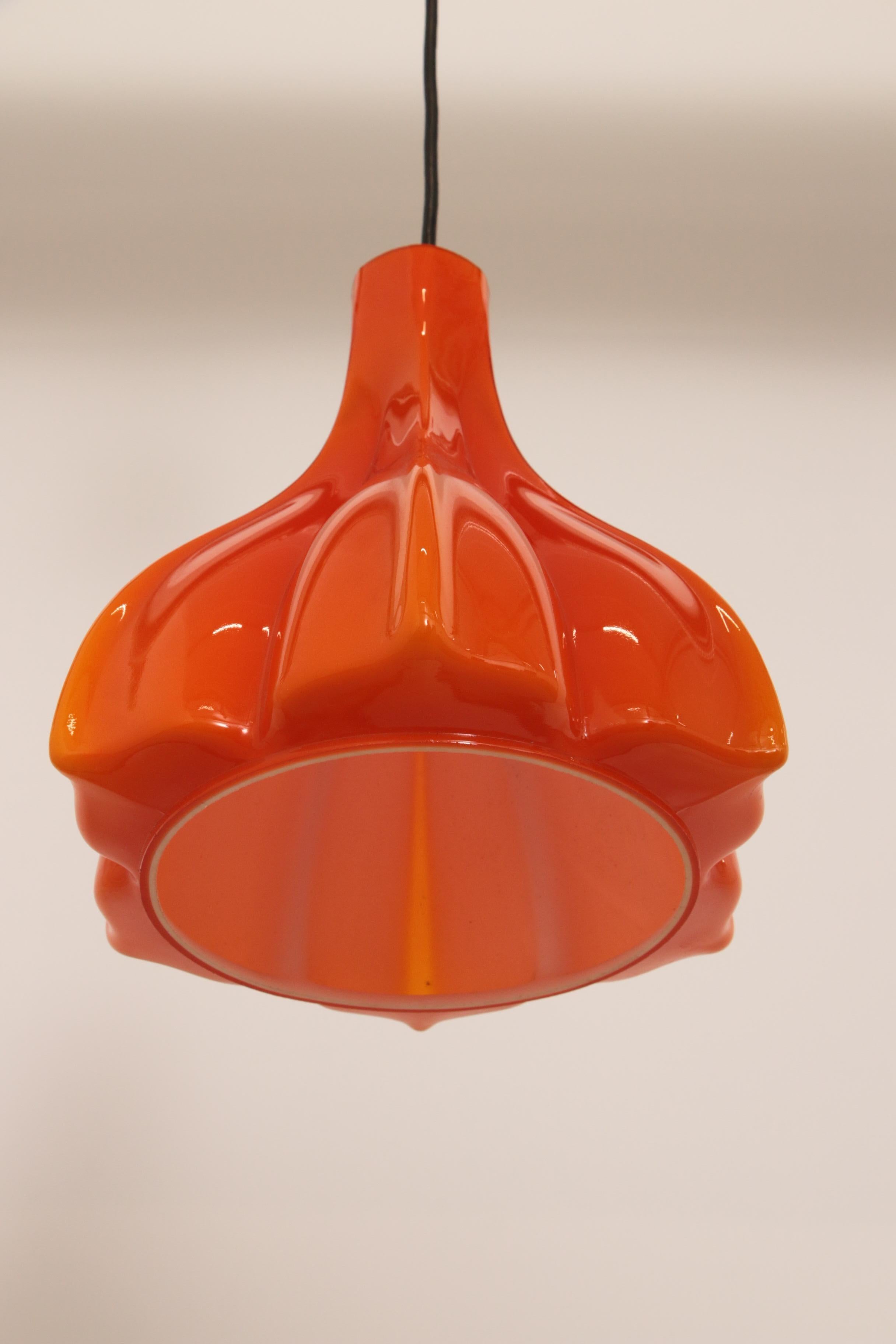 Vintage-Pendelleuchte aus orangefarbenem Glas von Peill und Putzler, 1960 (Deutsch) im Angebot