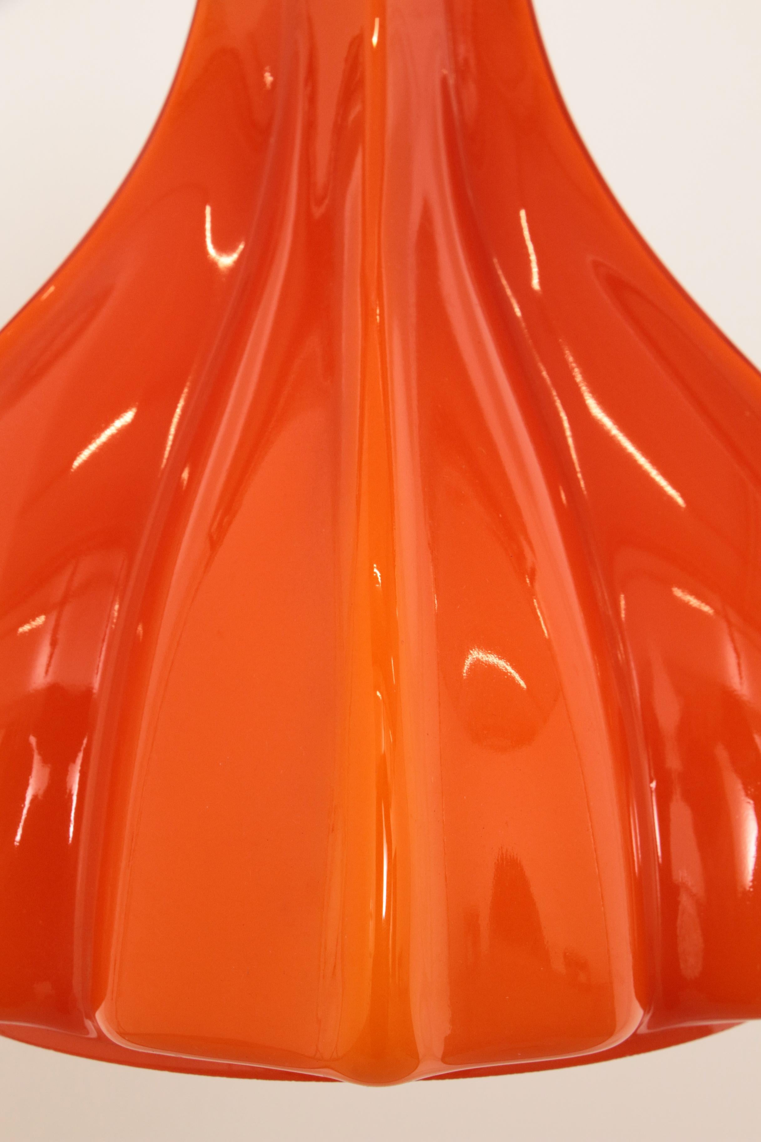 Milieu du XXe siècle Lampe à suspension en verre orange vintage par Peill & Putzler, 1960 en vente