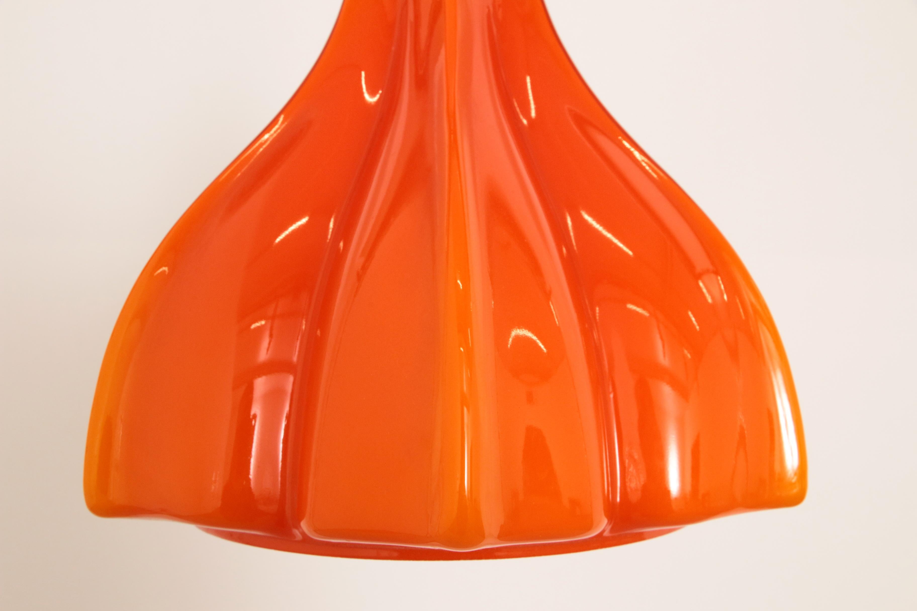Lampe à suspension en verre orange vintage par Peill & Putzler, 1960 en vente 1