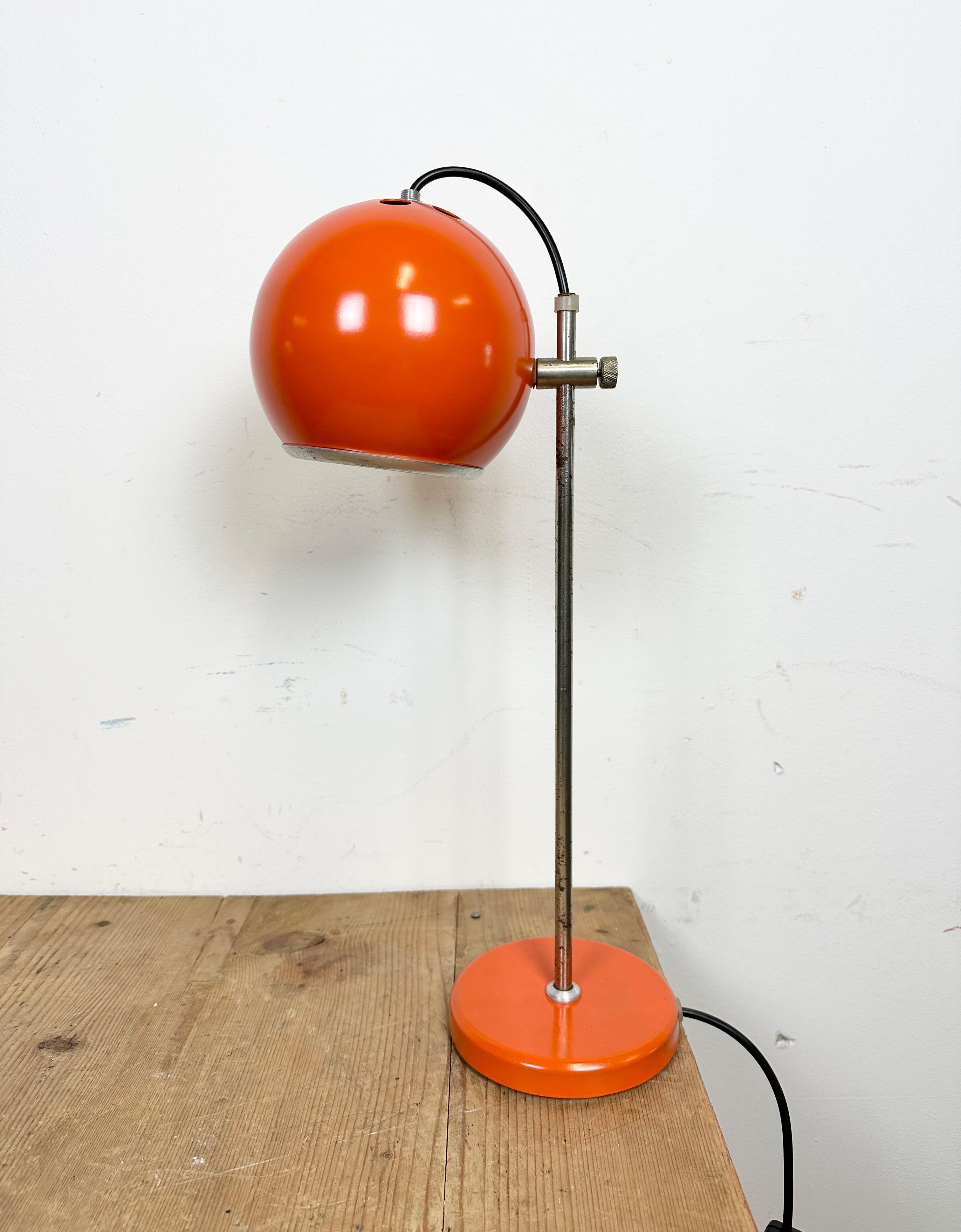 Diese orangefarbene Tischleuchte wurde in den 1970er Jahren von Elektrofem in Ungarn hergestellt. Sie verfügt über einen höhenverstellbaren Lampenschirm aus Metall, einen verchromten Arm und einen Eisenfuß. Vollständig funktionsfähig. Guter