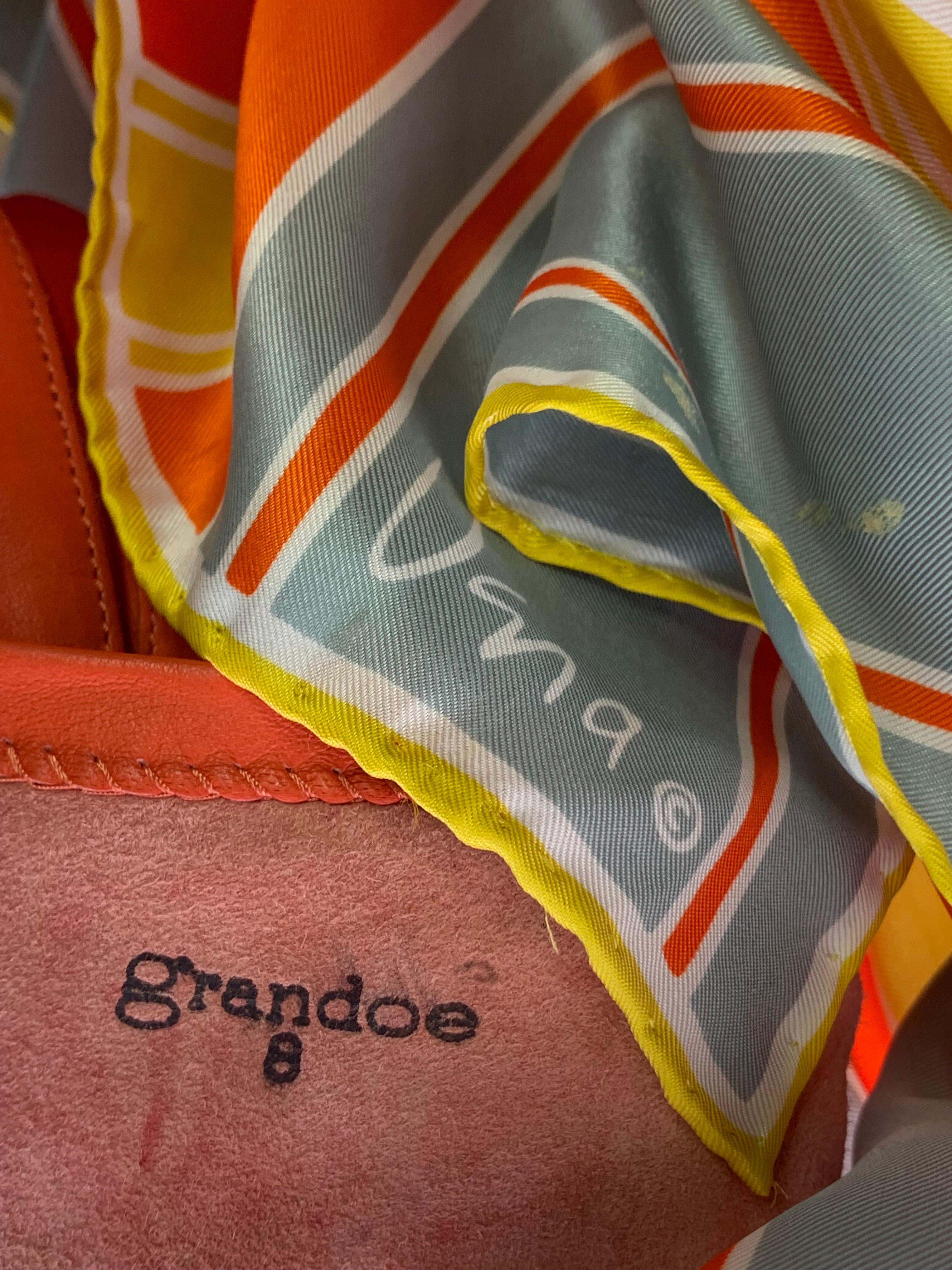 Orangefarbene Vintage-Lederhandschuhe und dazu passender Vera-Seidenschal mit Grafikdruck im Angebot 5