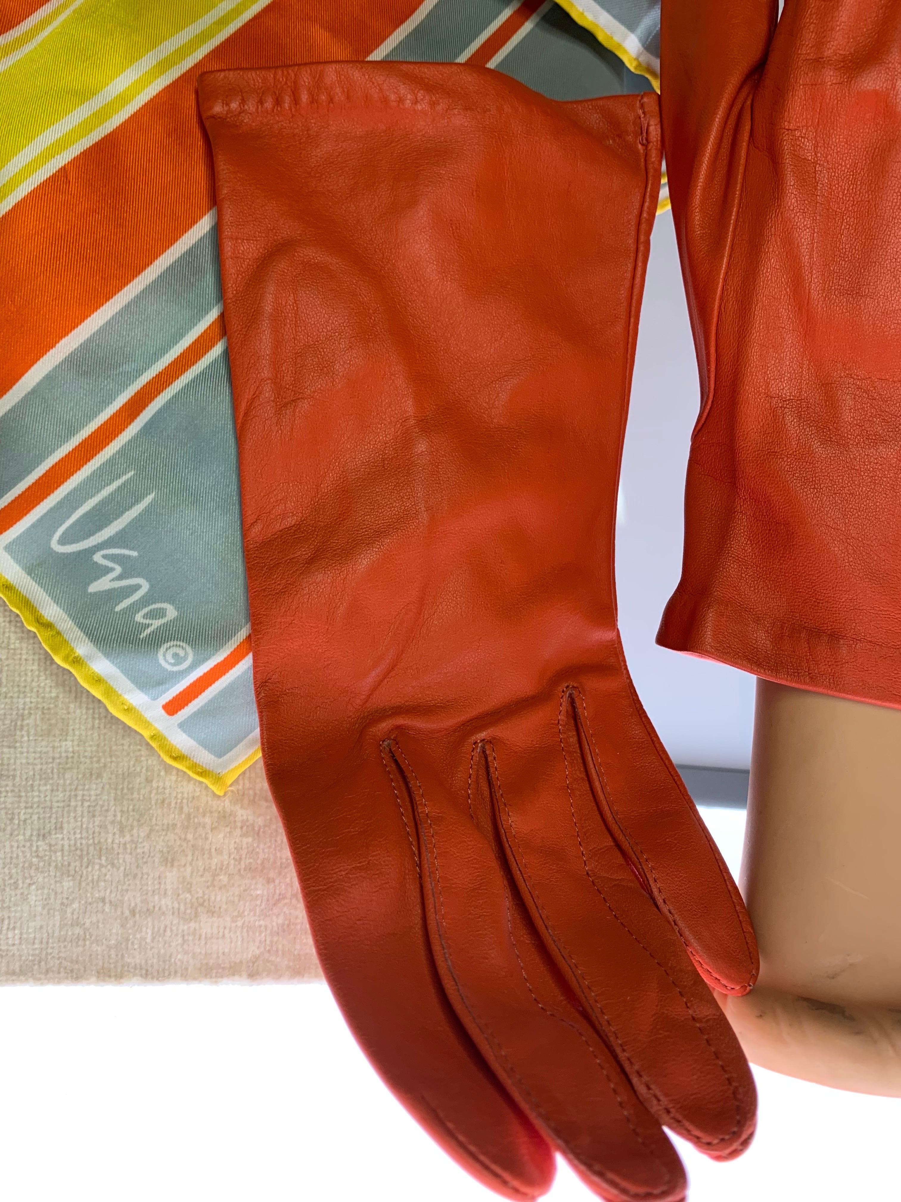 Orange Ensemble de gants en cuir orange et écharpes en soie de Vera à imprimé graphique coordonné en vente