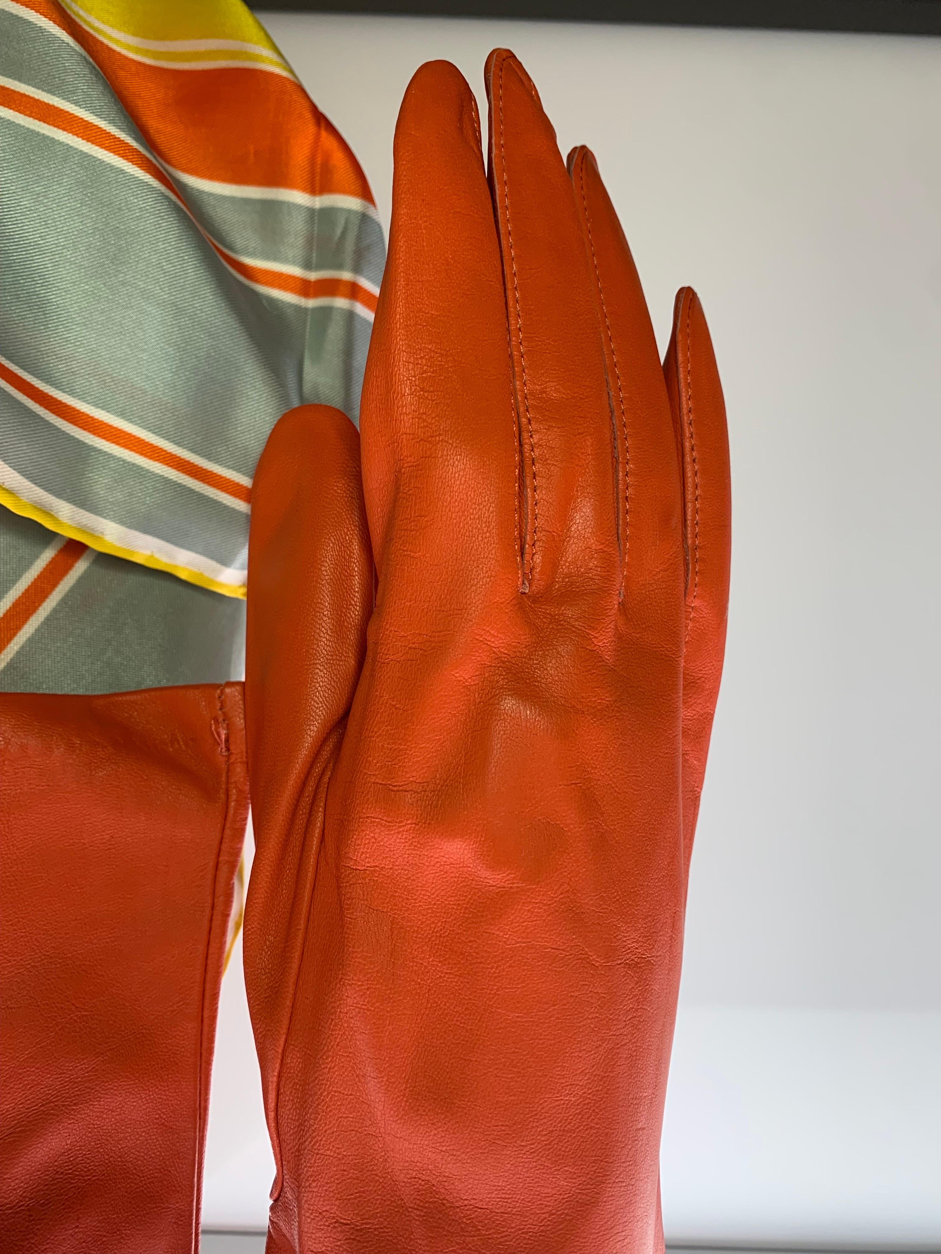 Orangefarbene Vintage-Lederhandschuhe und dazu passender Vera-Seidenschal mit Grafikdruck im Zustand „Hervorragend“ im Angebot in Gresham, OR